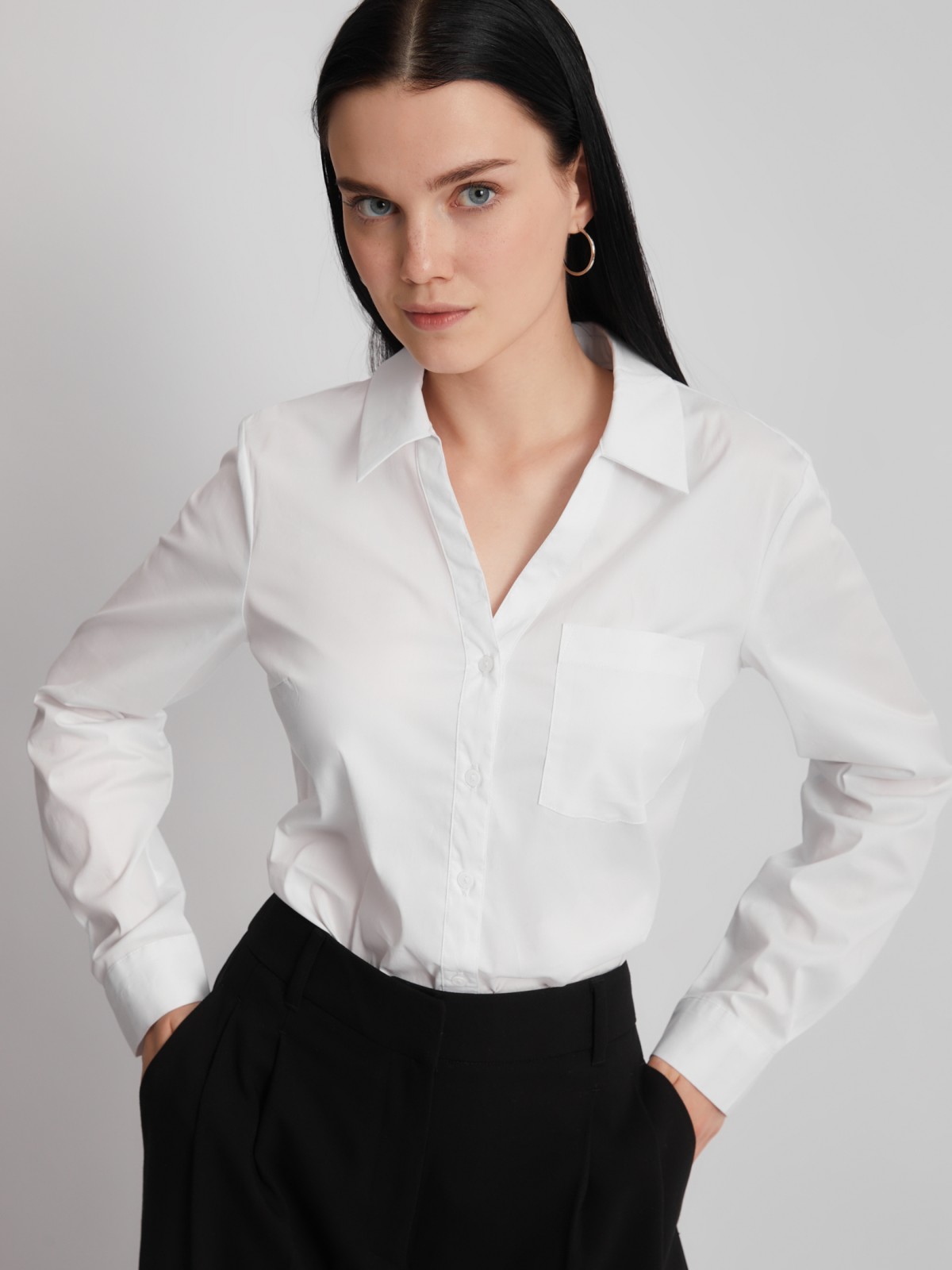 Офисная рубашка с вырезом и карманом zolla 023311159112, цвет белый, размер S - фото 1