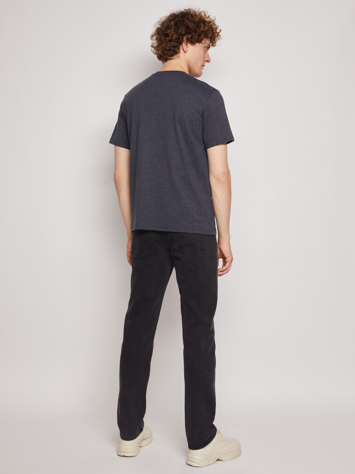 Футболка с V-образным вырезом