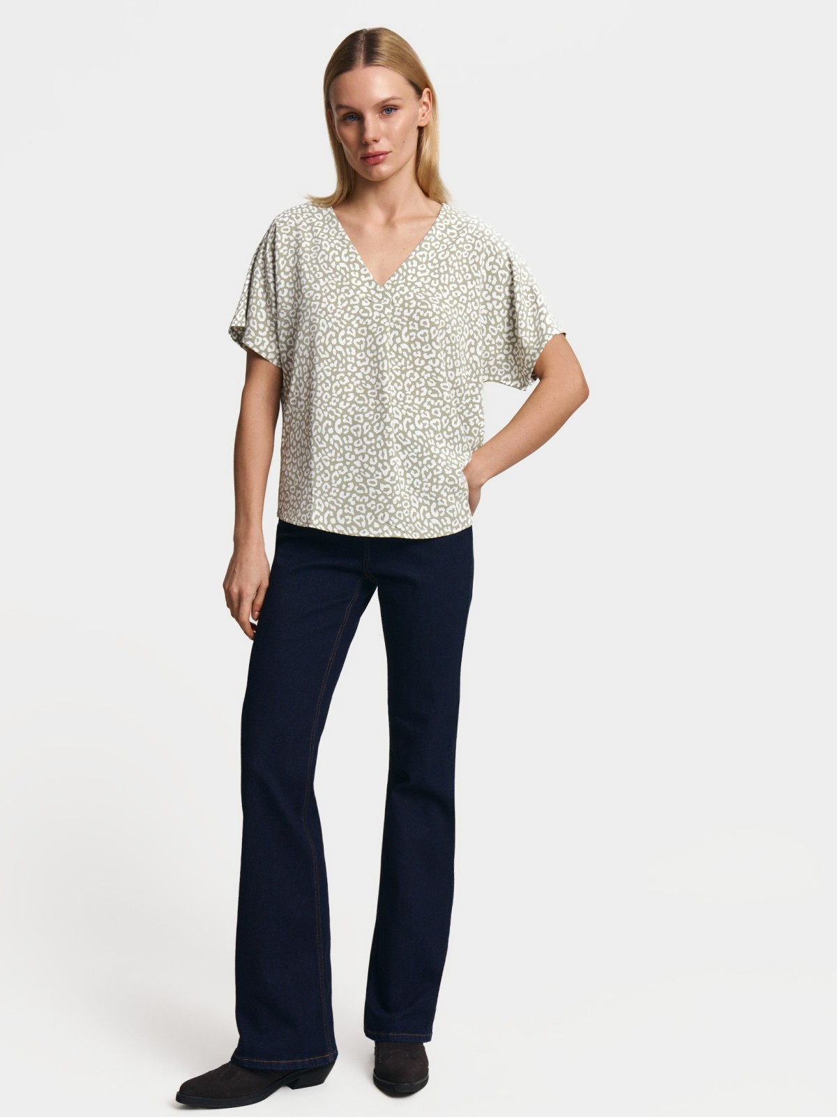 Блузка с вырезом и коротким рукавом