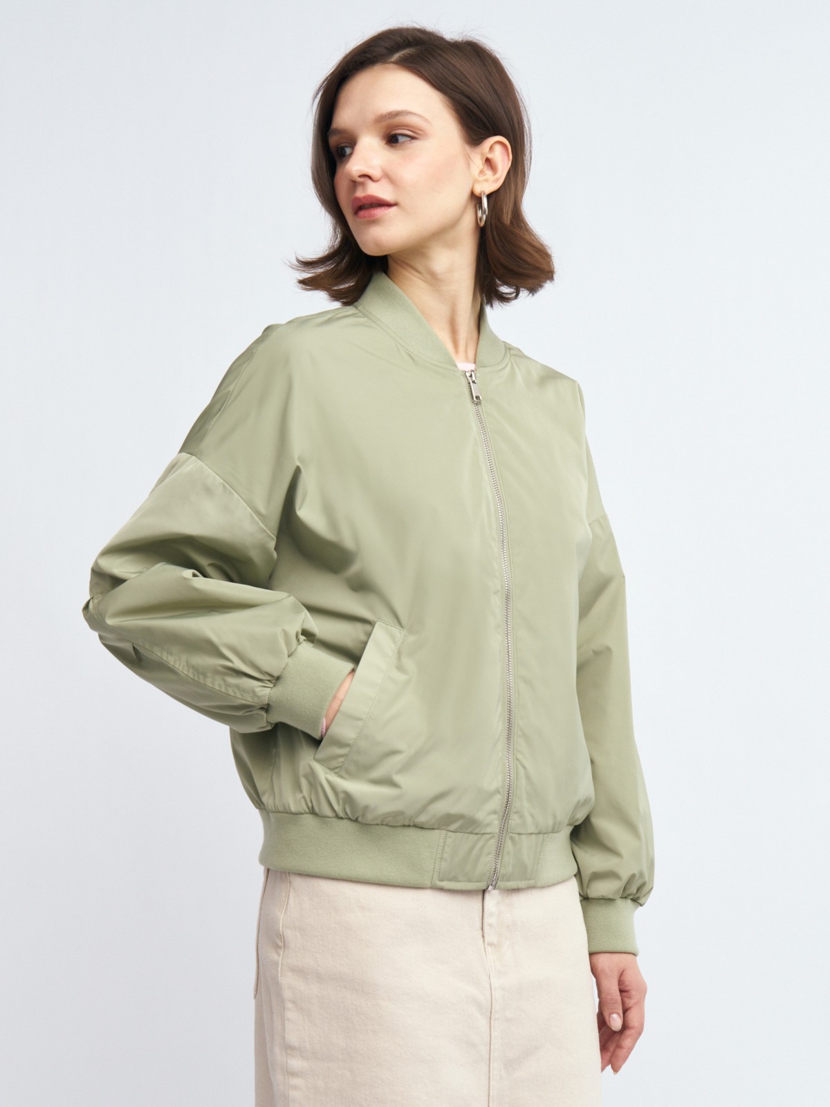 Короткая куртка-бомбер без утеплителя