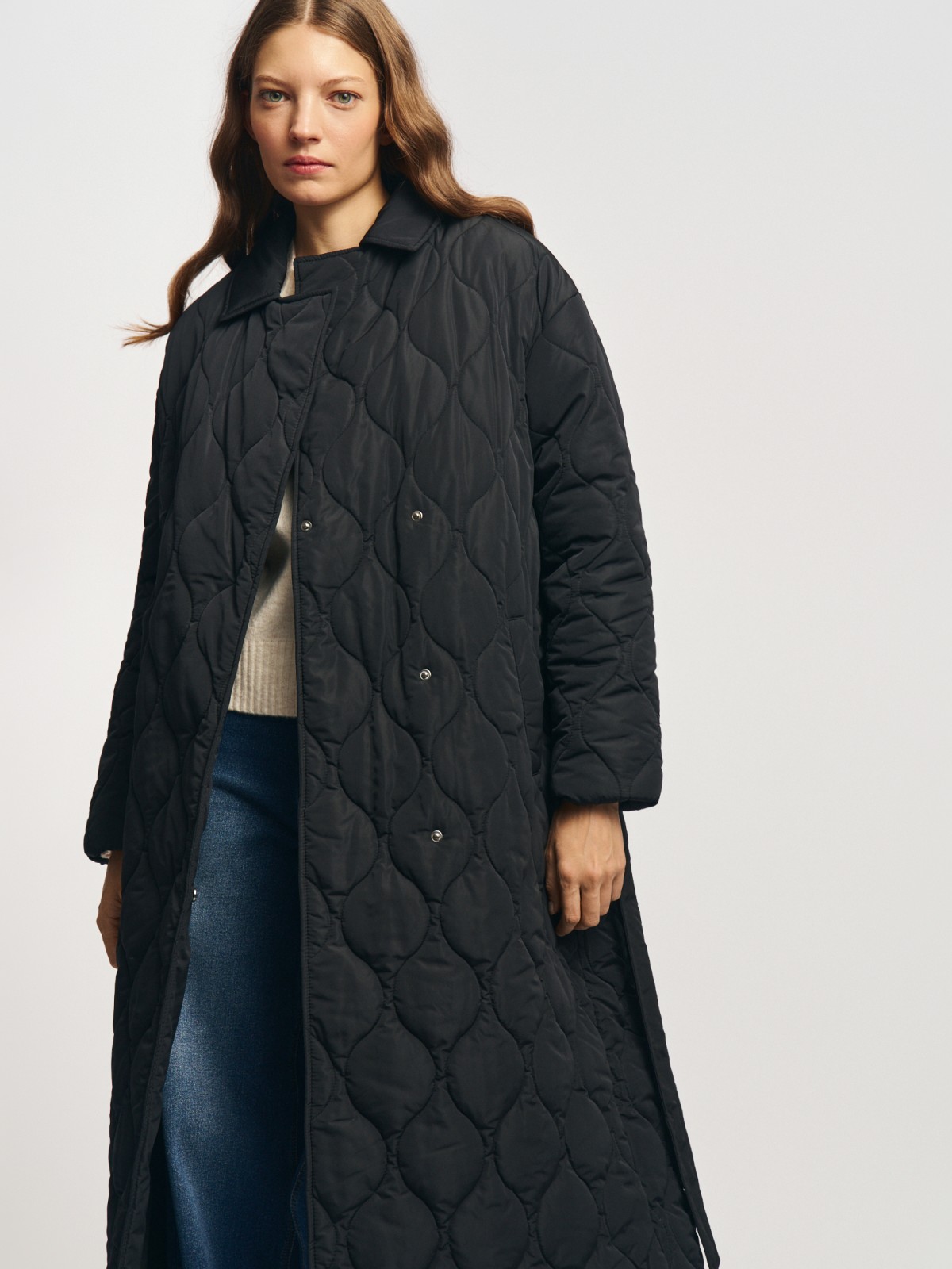 Утеплённая стёганая куртка-пальто с поясом 2799₽