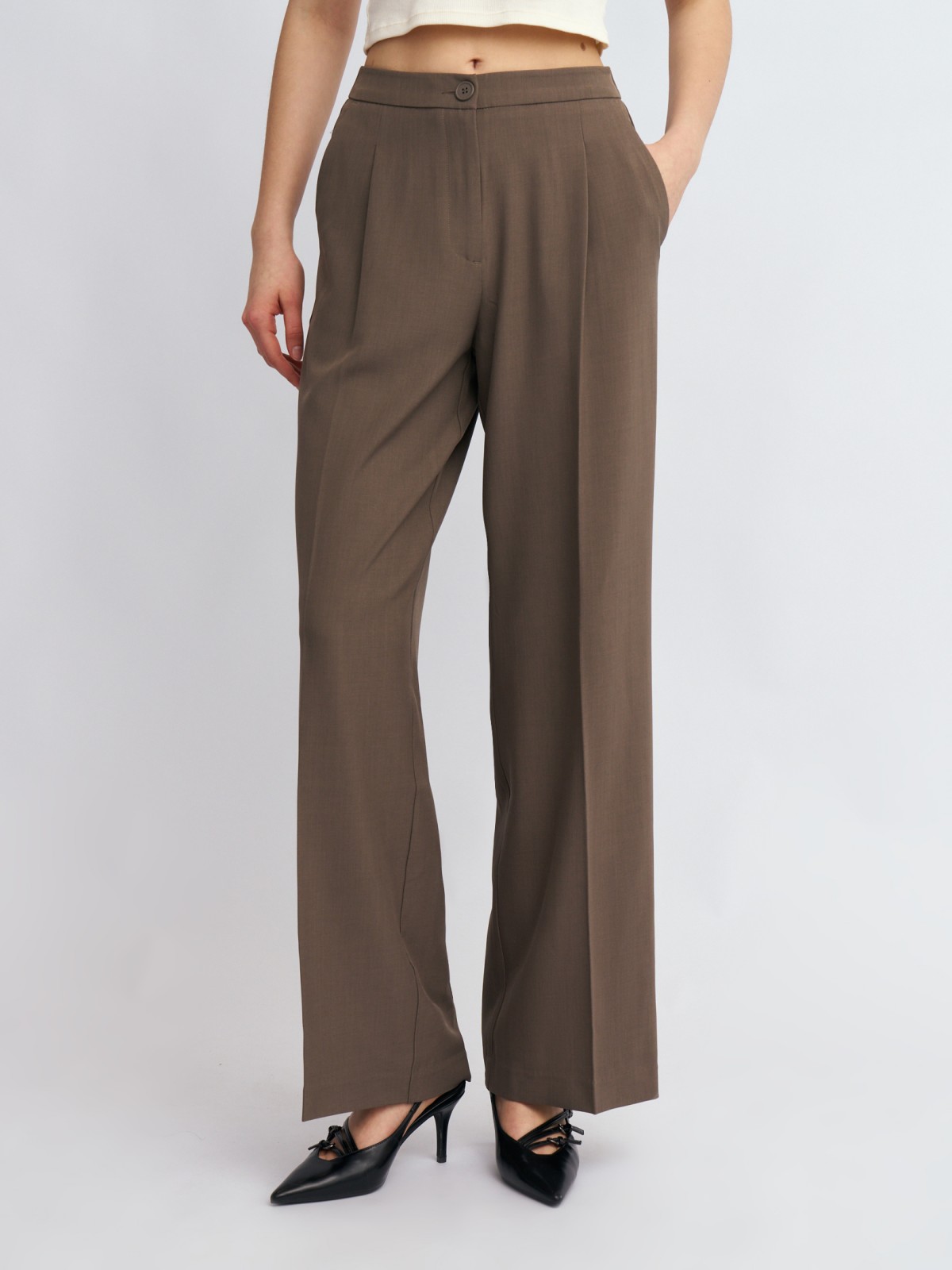 Прямые брюки на резинке со стрелками