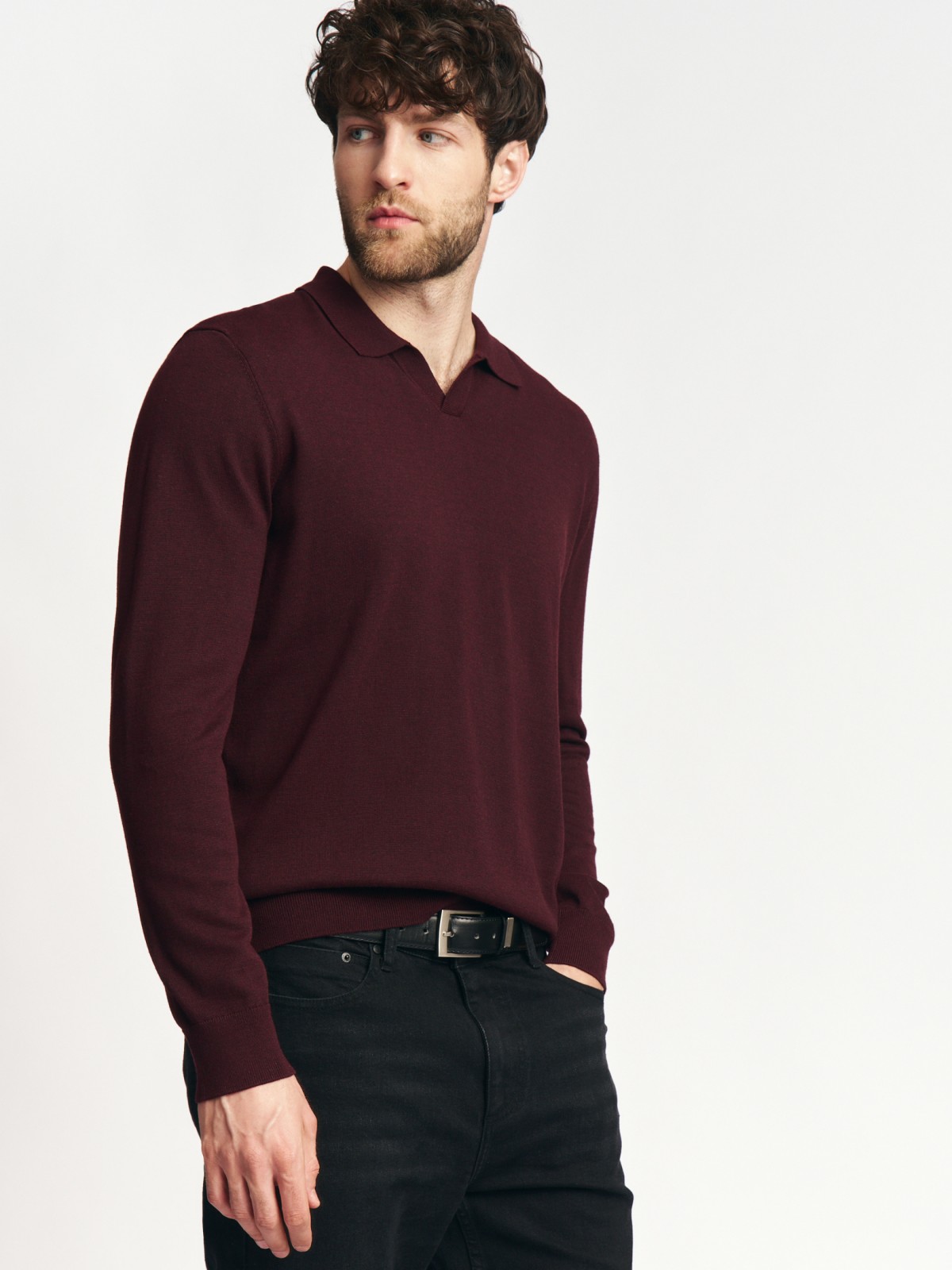 Тонкий трикотажный джемпер с воротником поло