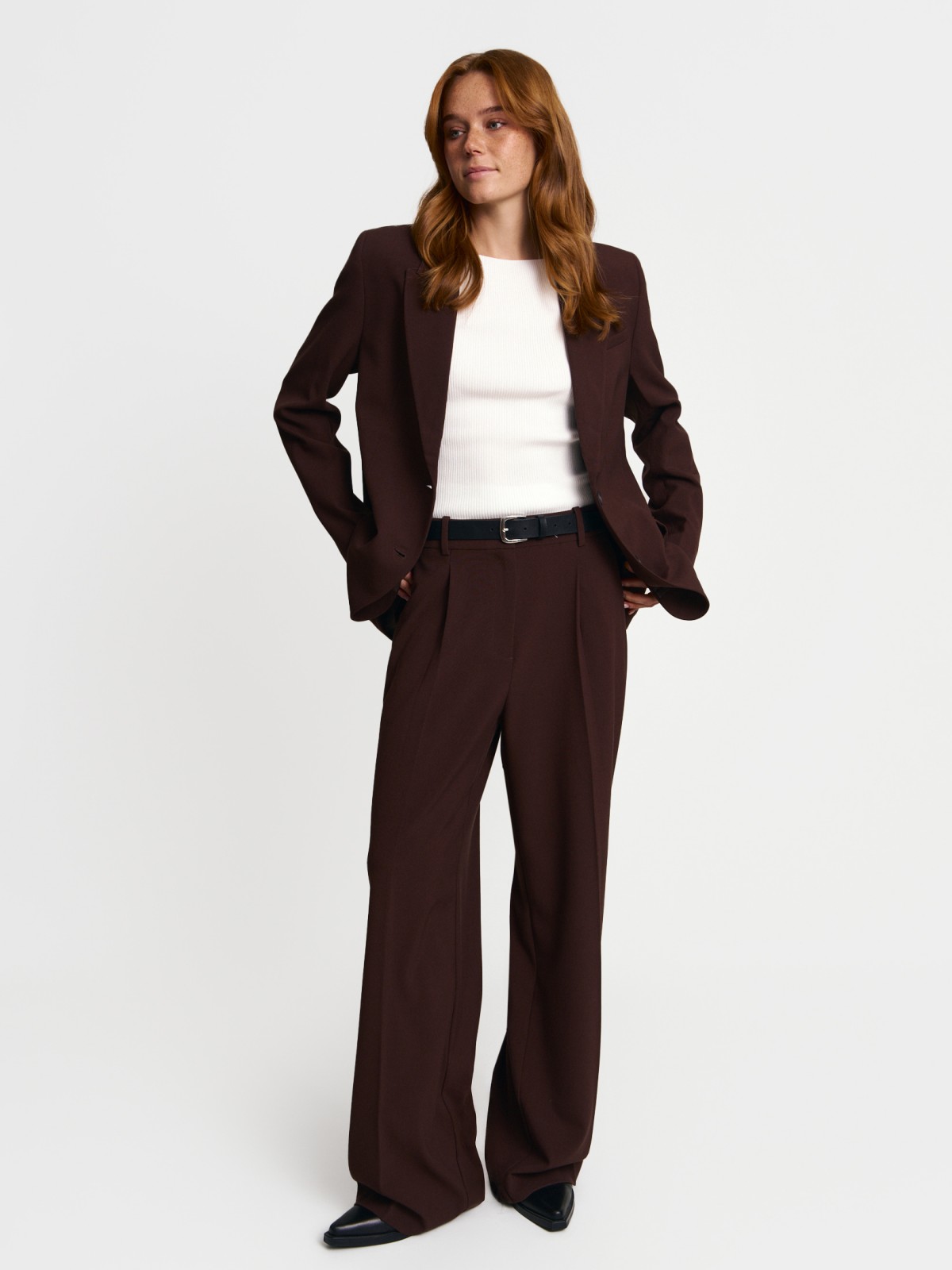 Брюки прямого силуэта с защипами