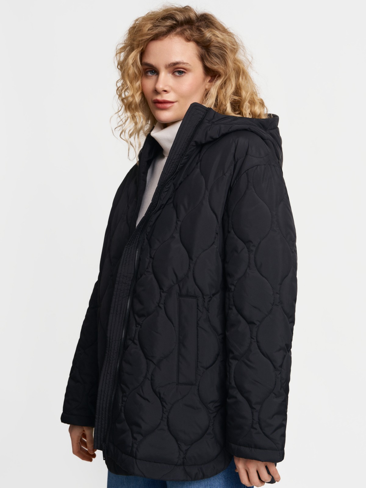 Стёганая куртка с капюшоном на синтепоне