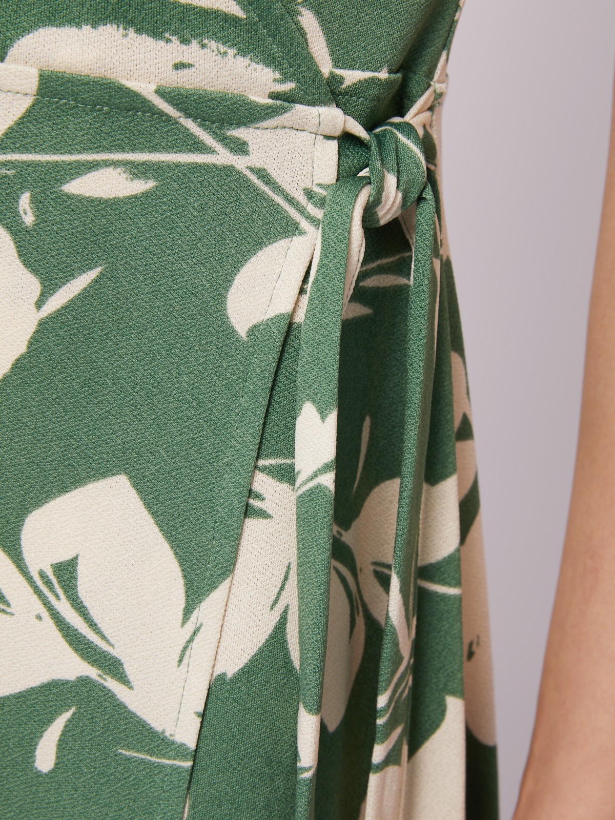 Приталенное платье-халат с запахом и растительным принтом zolla N24218159111, цвет зеленый, размер M - фото 5