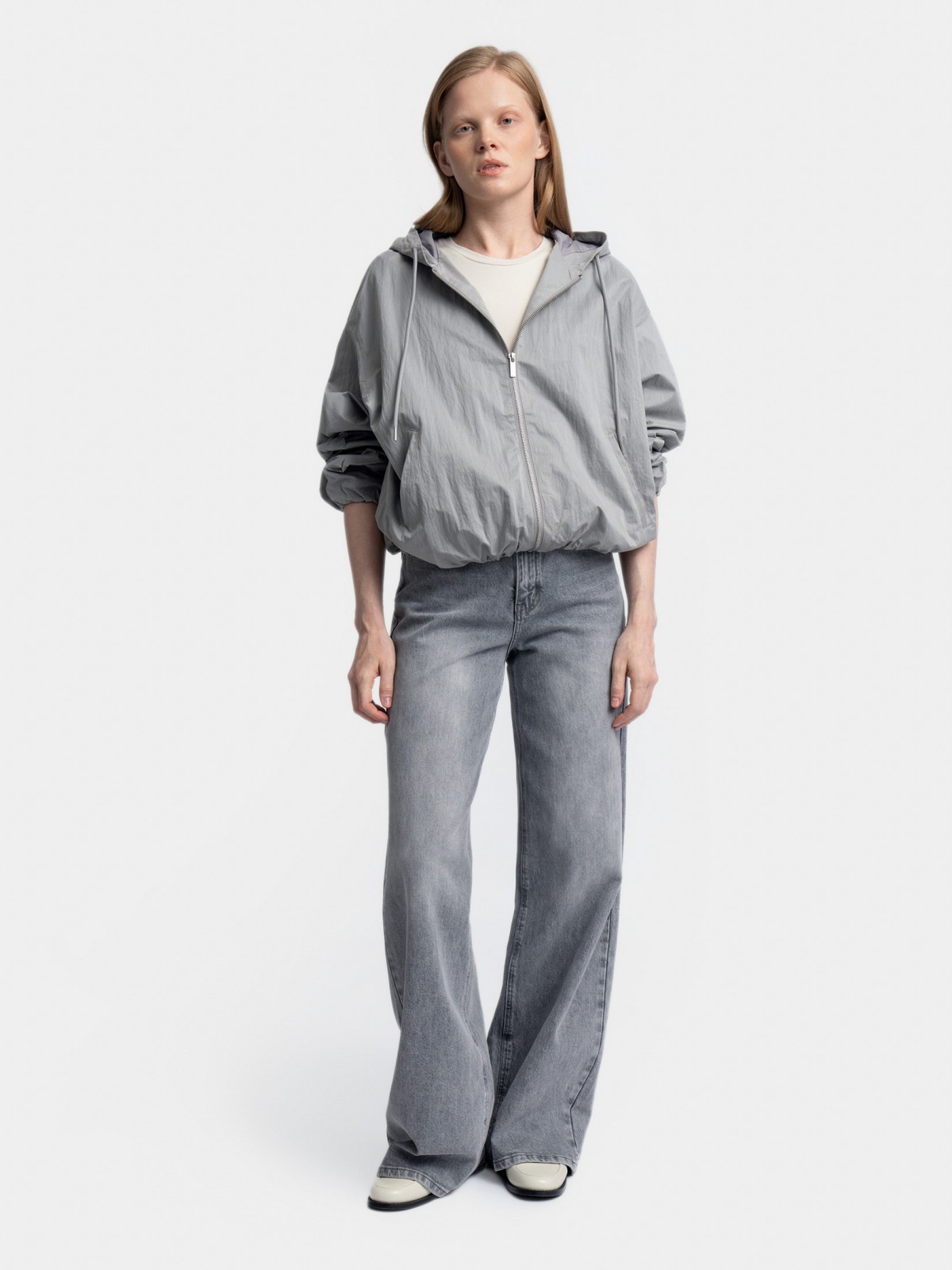 Куртка-ветровка с капюшоном без утеплителя