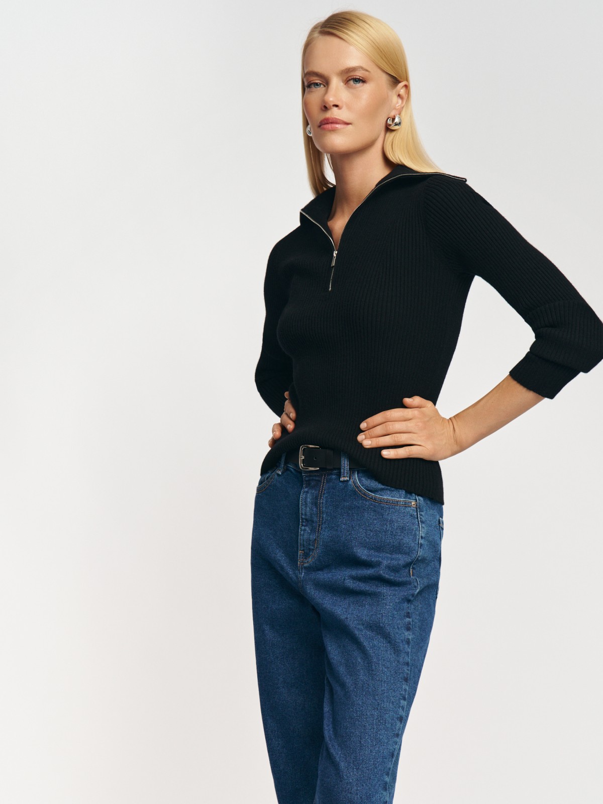 Вязаный свитер с воротником-стойкой на молнии