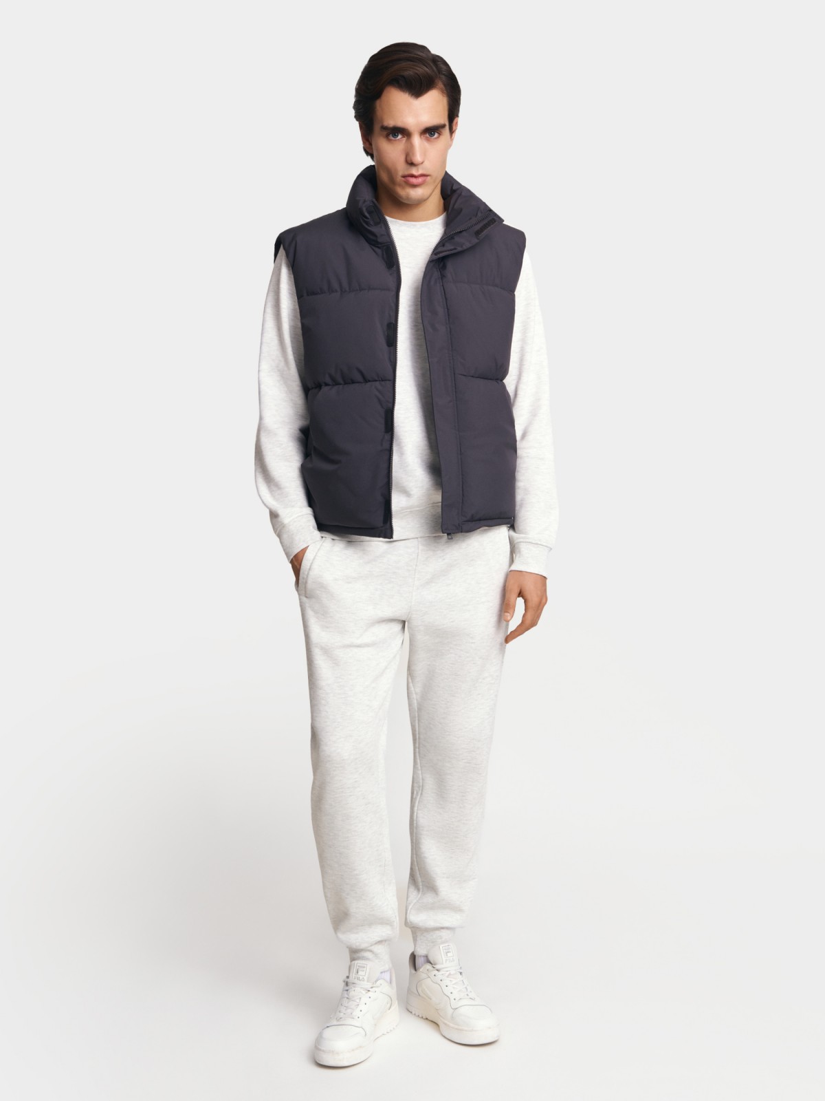 Утеплённый жилет на молнии с воротником-стойкой