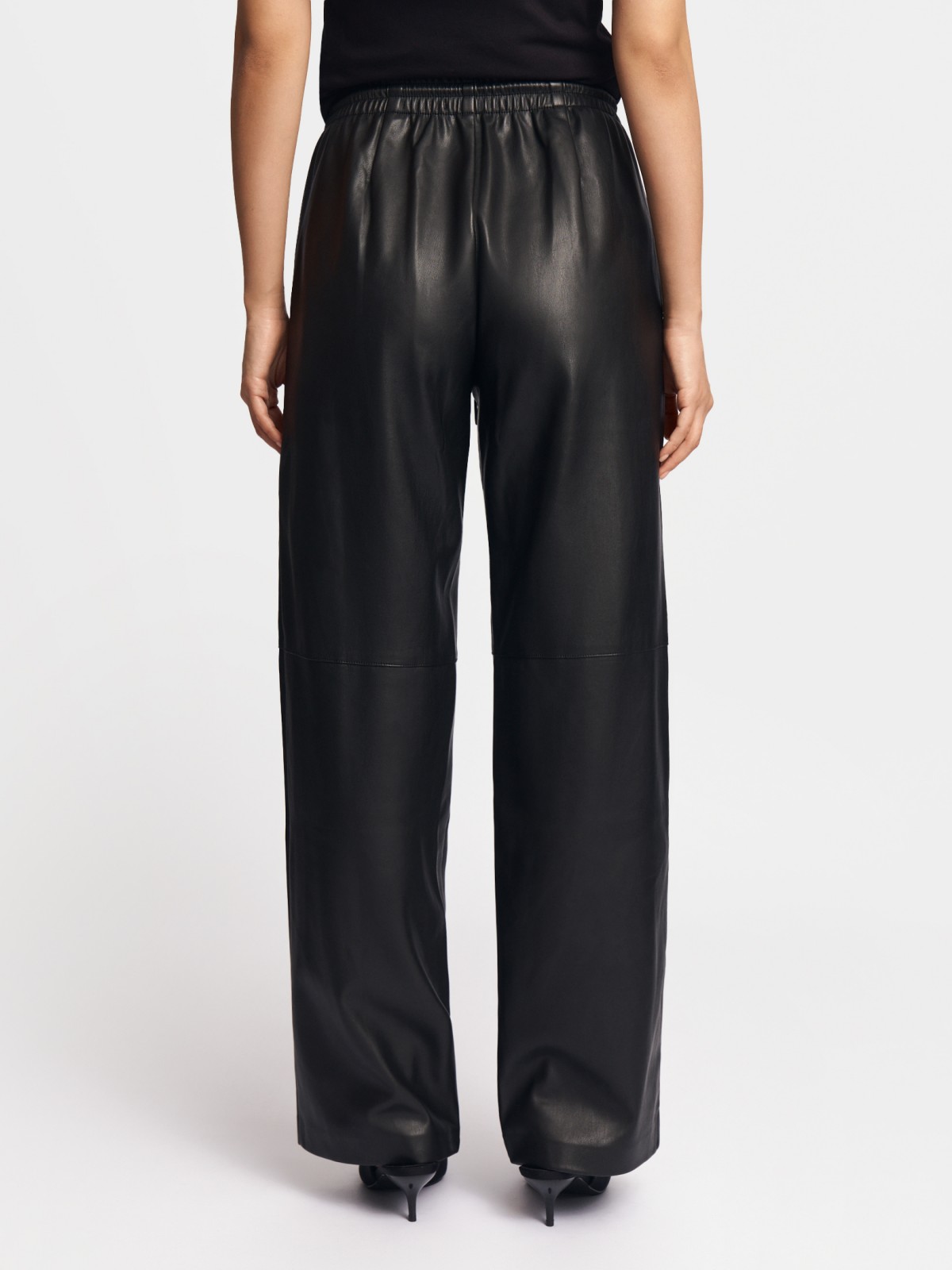 Брюки из экокожи с поясом на резинке
