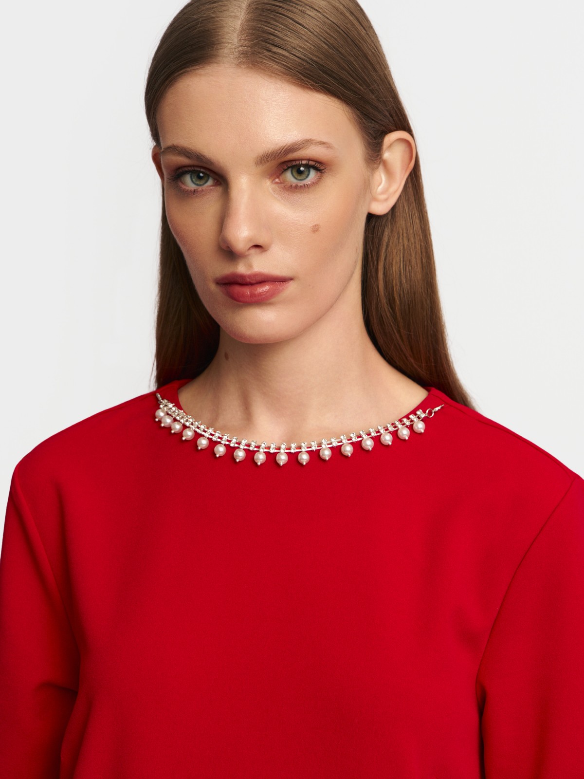 Платье мини с коротким рукавом и цепочкой