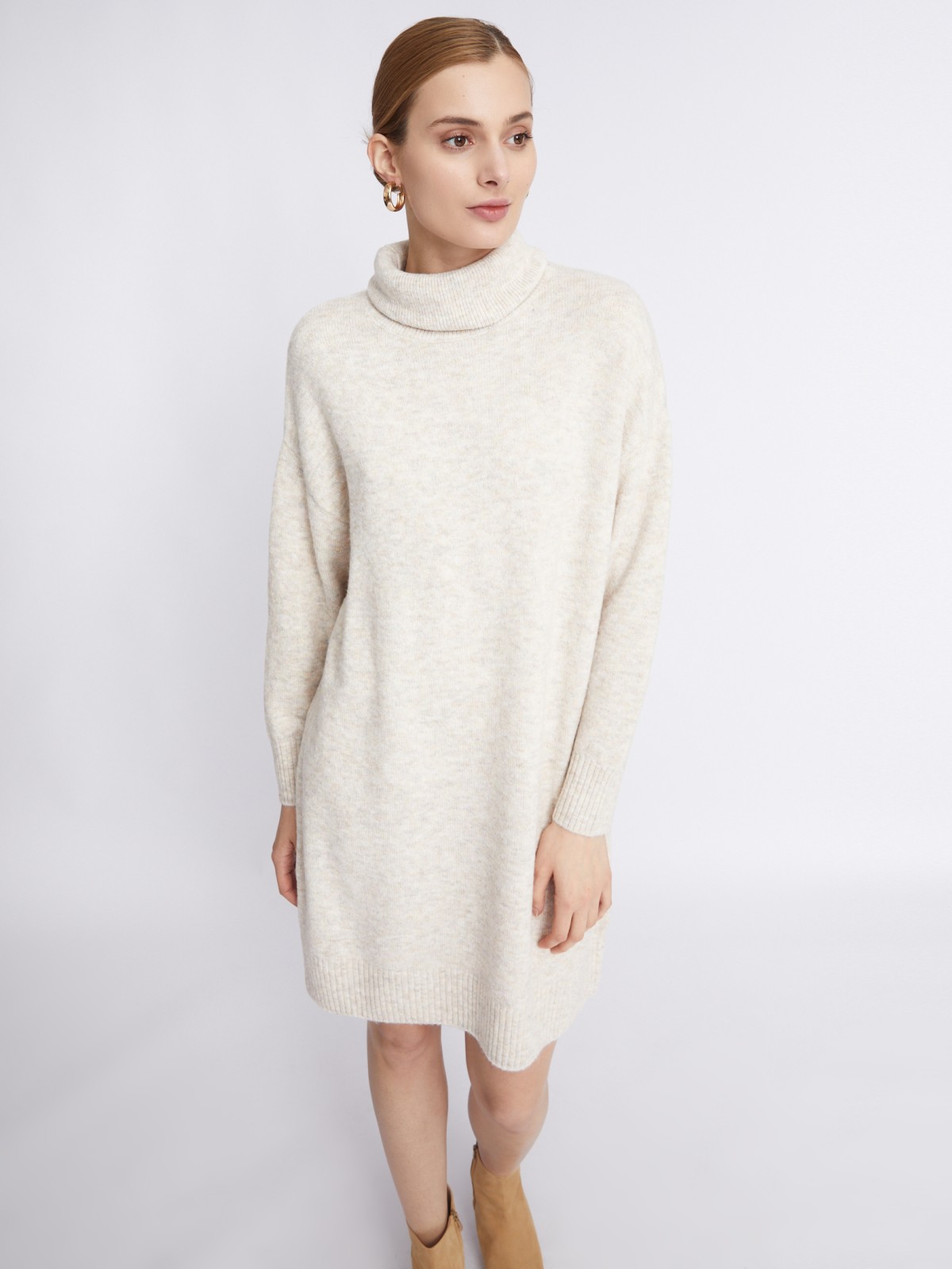 Вязаное шерстяное платье-свитер с высоким горлом