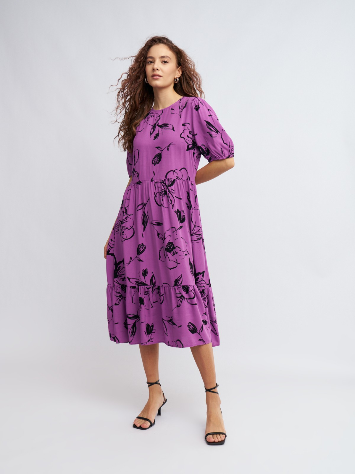 Ярусное платье миди с цветочным принтом