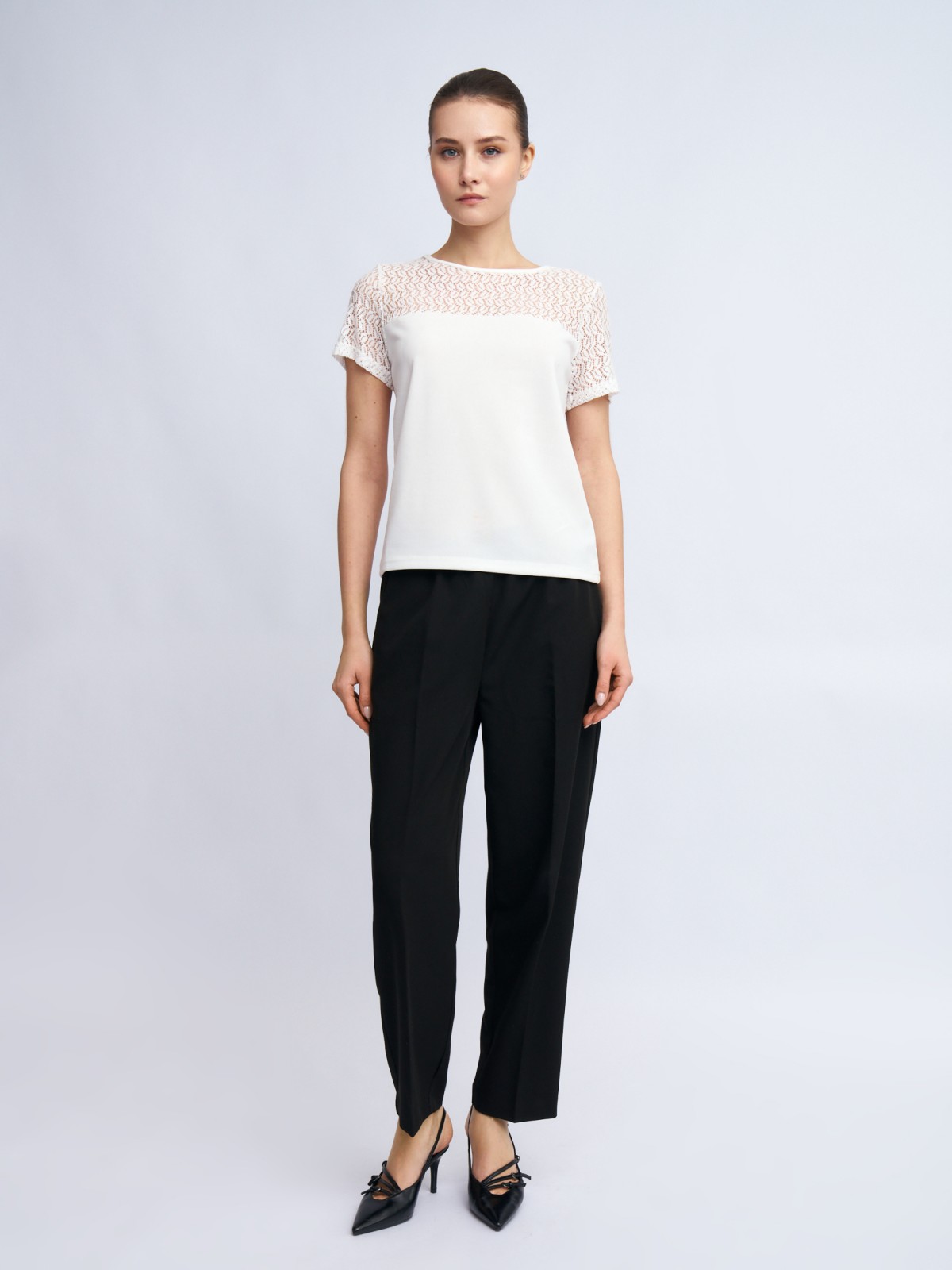 Топ-блузка с кружевной кокеткой и коротким рукавом