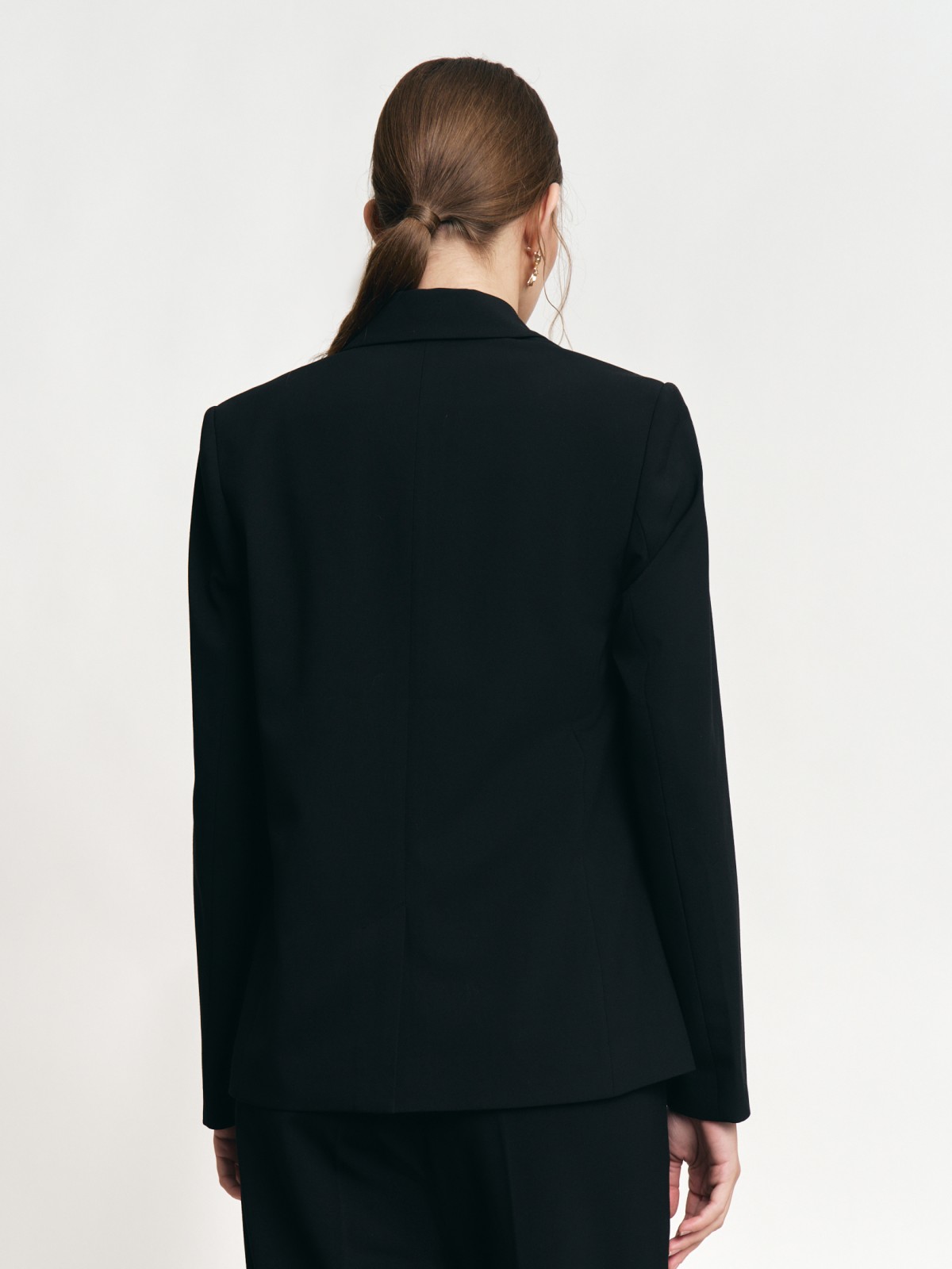 Однобортный жакет прилегающего силуэта на пуговице