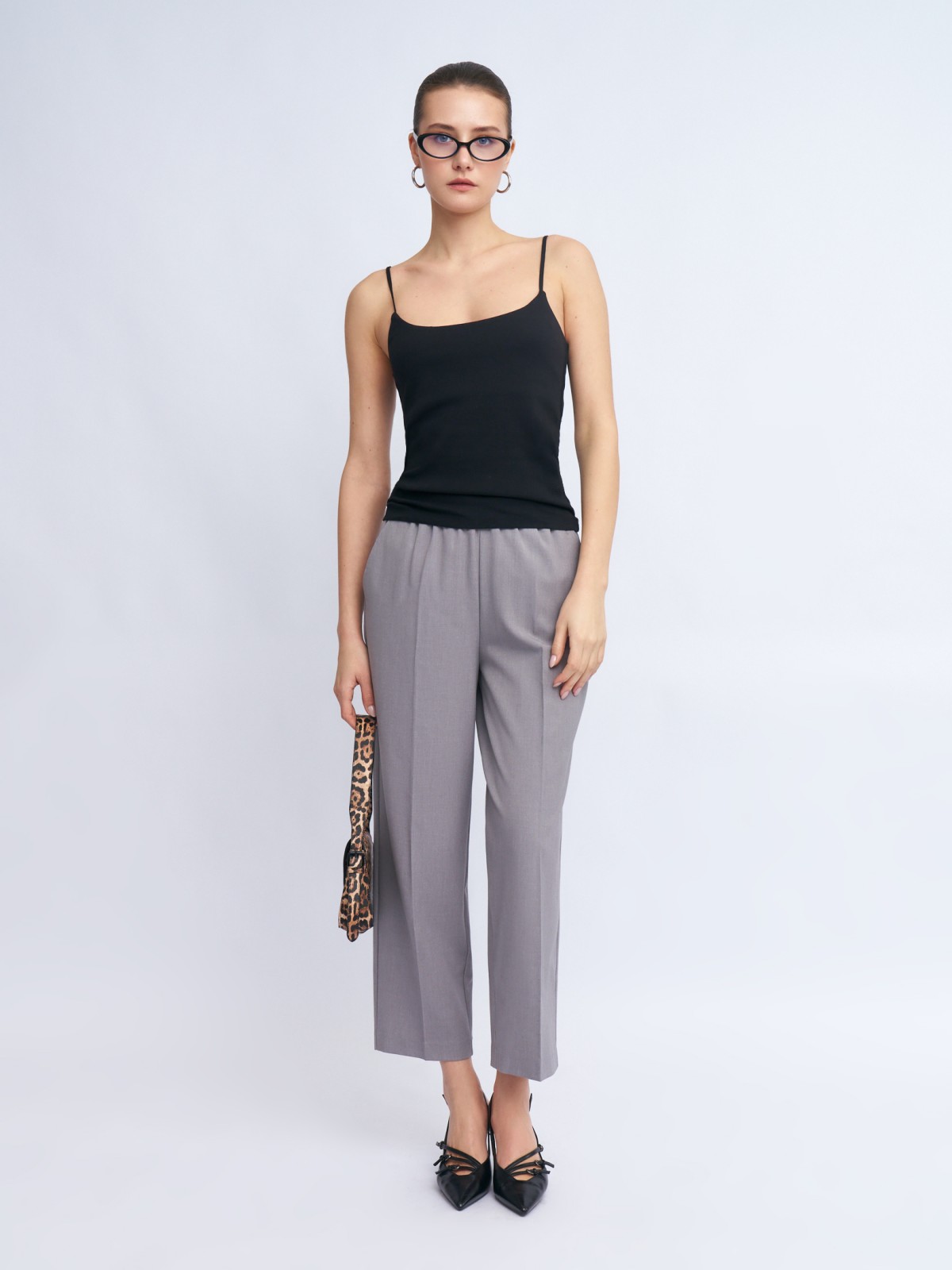 Брюки-джоггеры на резинке со стрелками