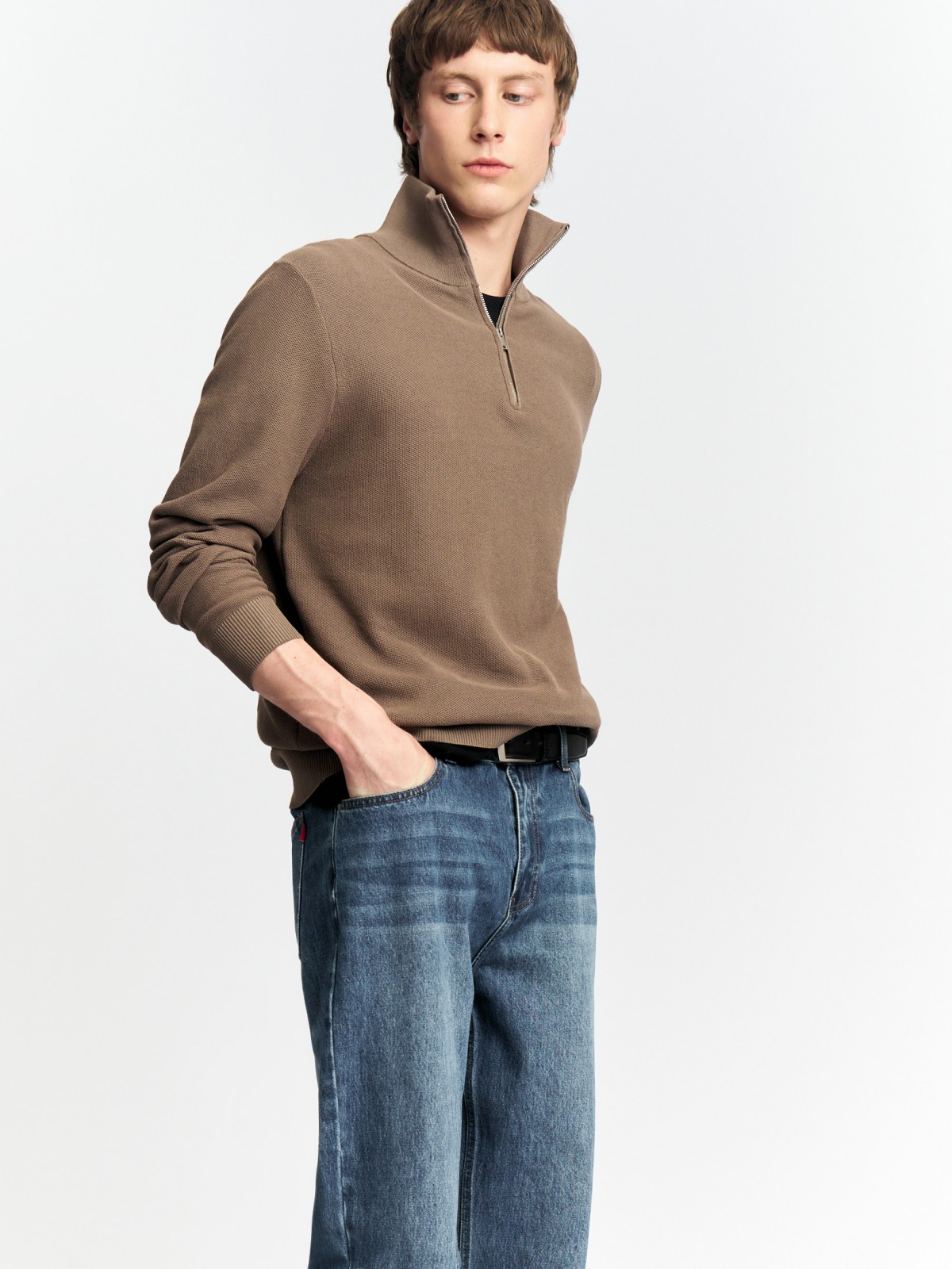 Тонкий трикотажный свитер с горлом на молнии