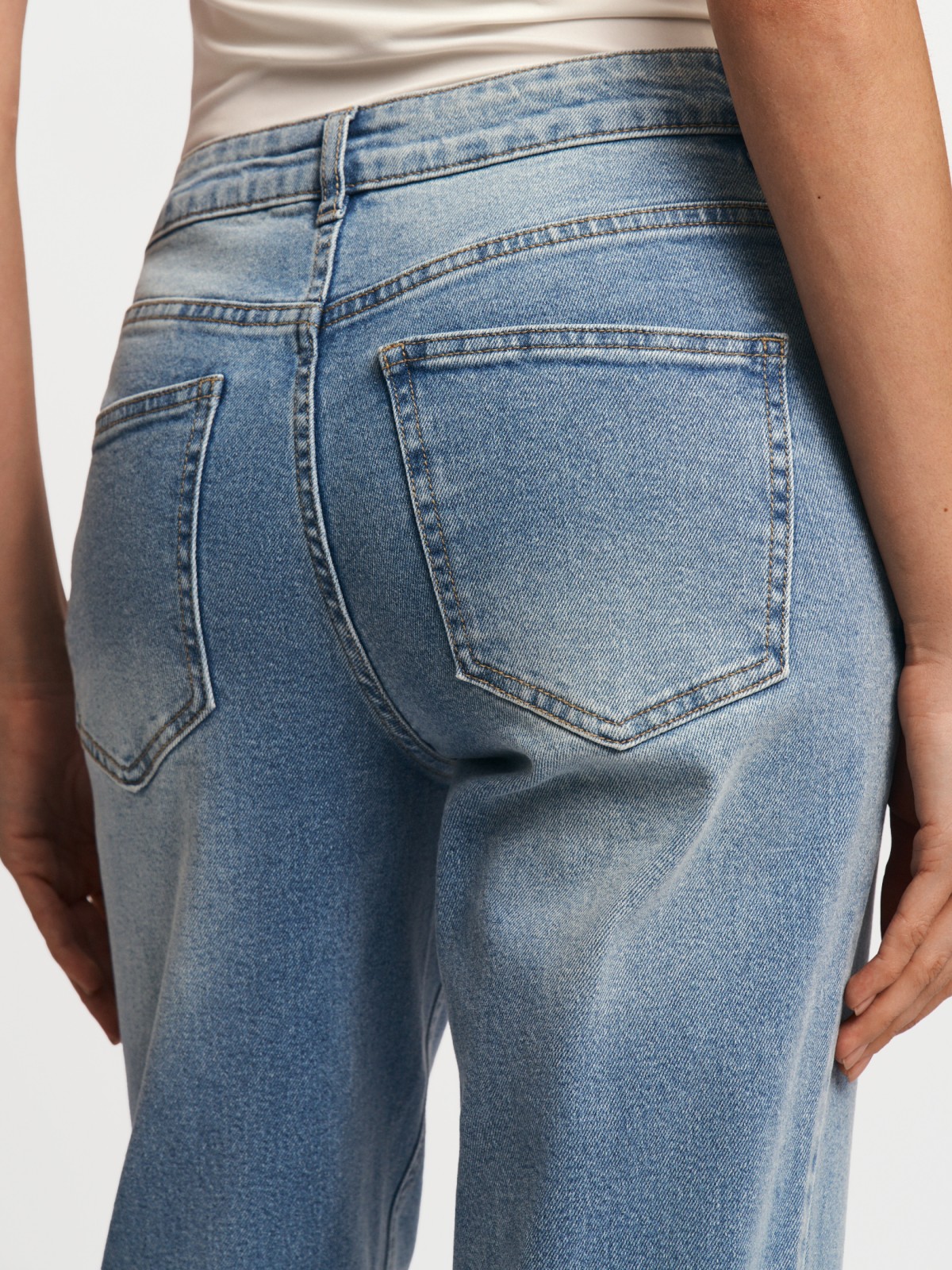 Джинсы силуэта Boyfriend со средней посадкой
