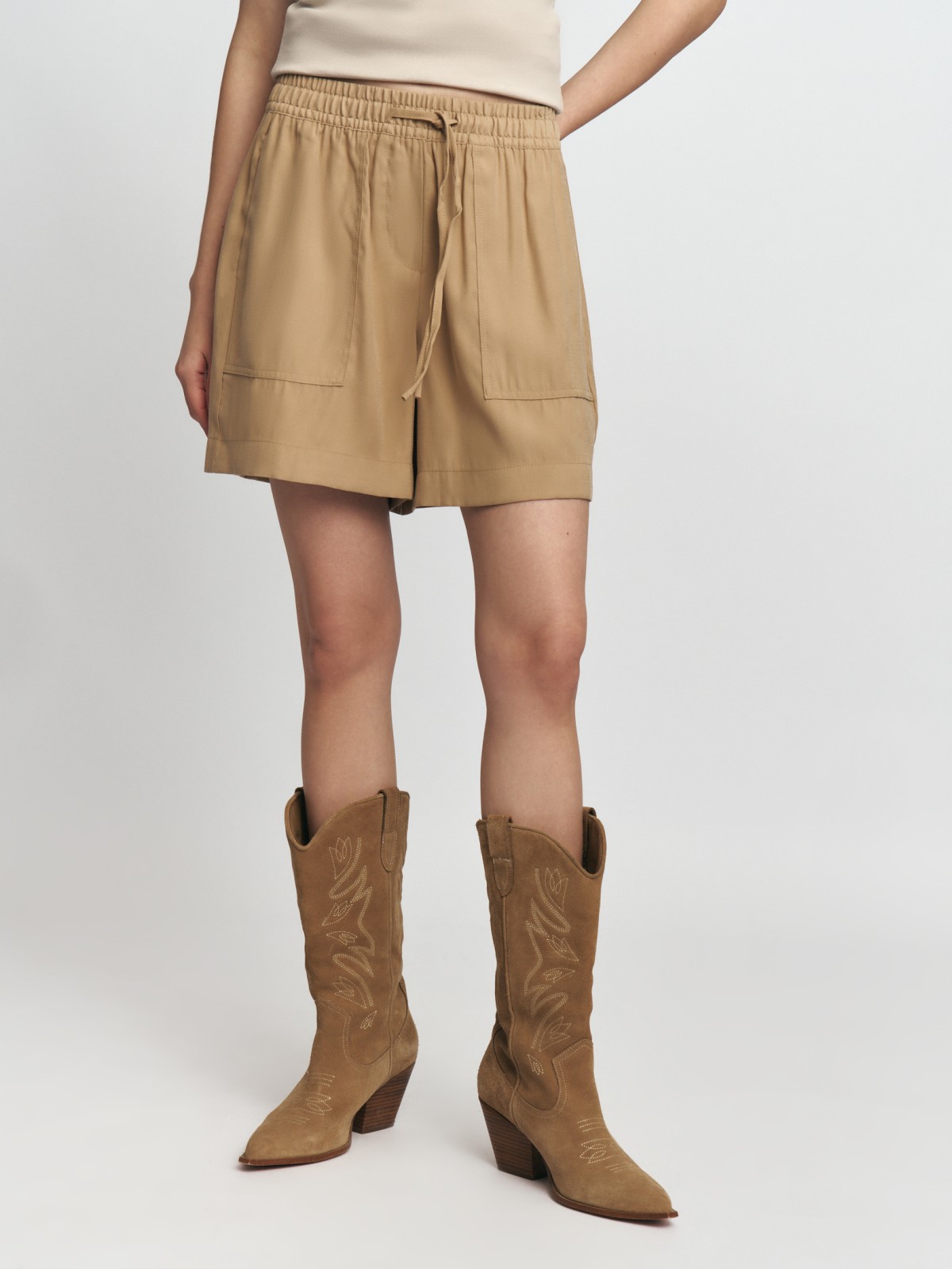 Короткие шорты на резинке с кулиской