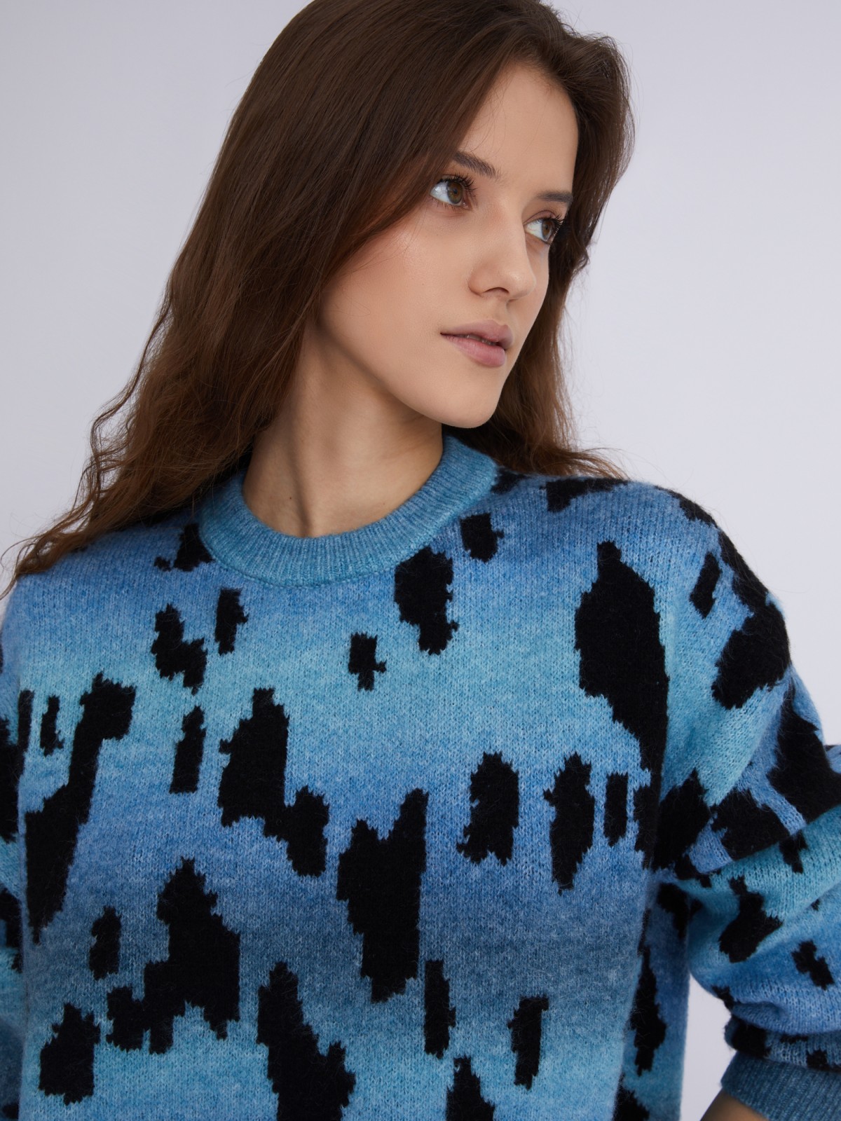 Вязаный джемпер объёмного силуэта с анималистичным узором