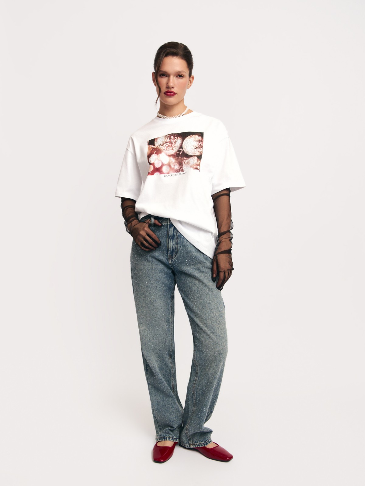 Джинсы прямого силуэта со стразами 2399₽