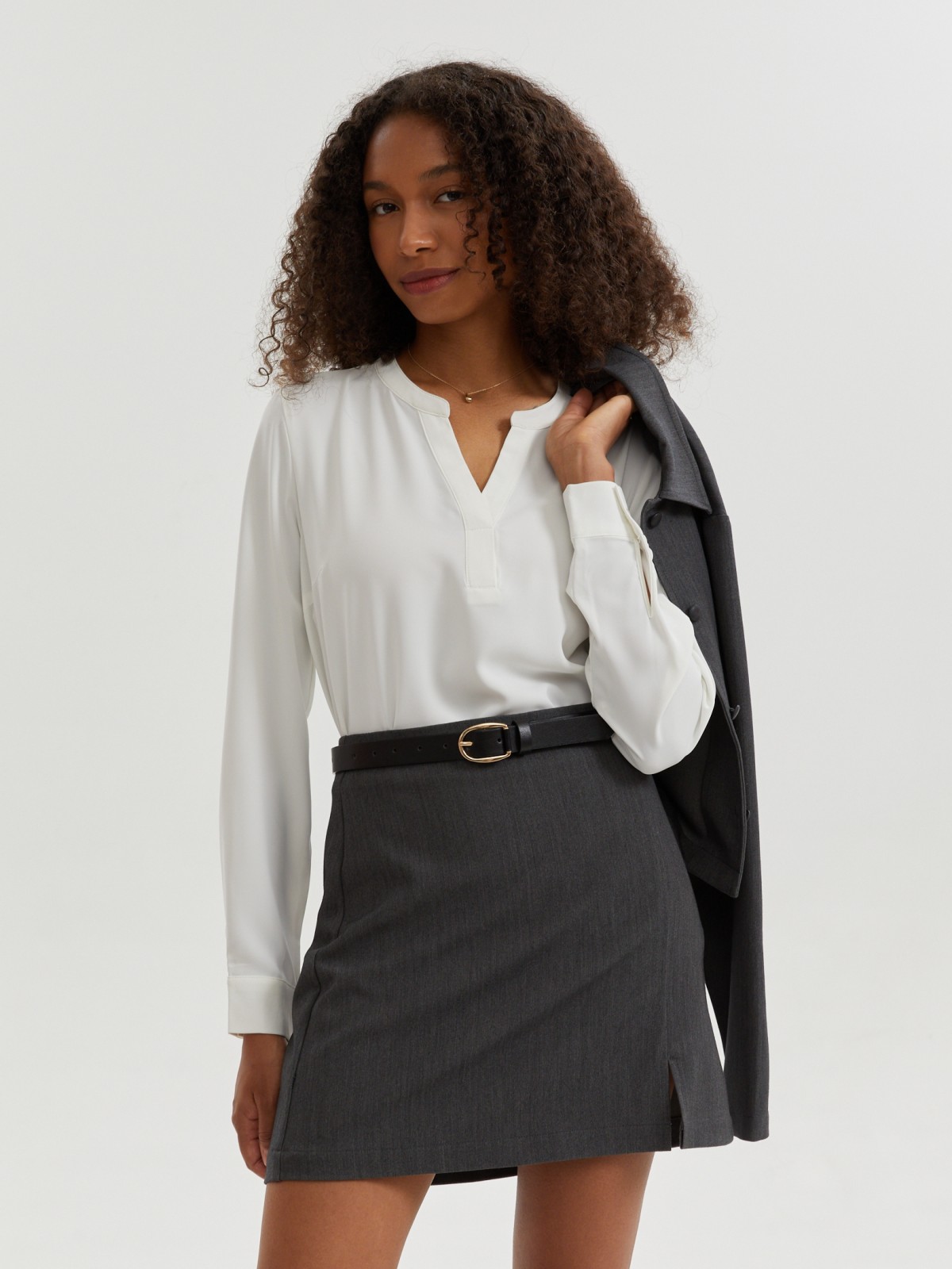 Блузка-рубашка с вырезом на груди