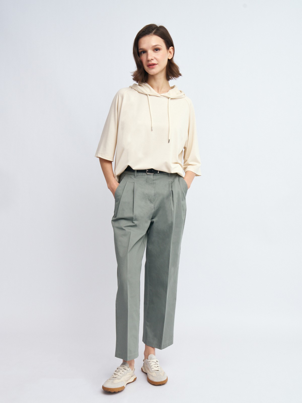 Брюки фасона Carrot с ремнём