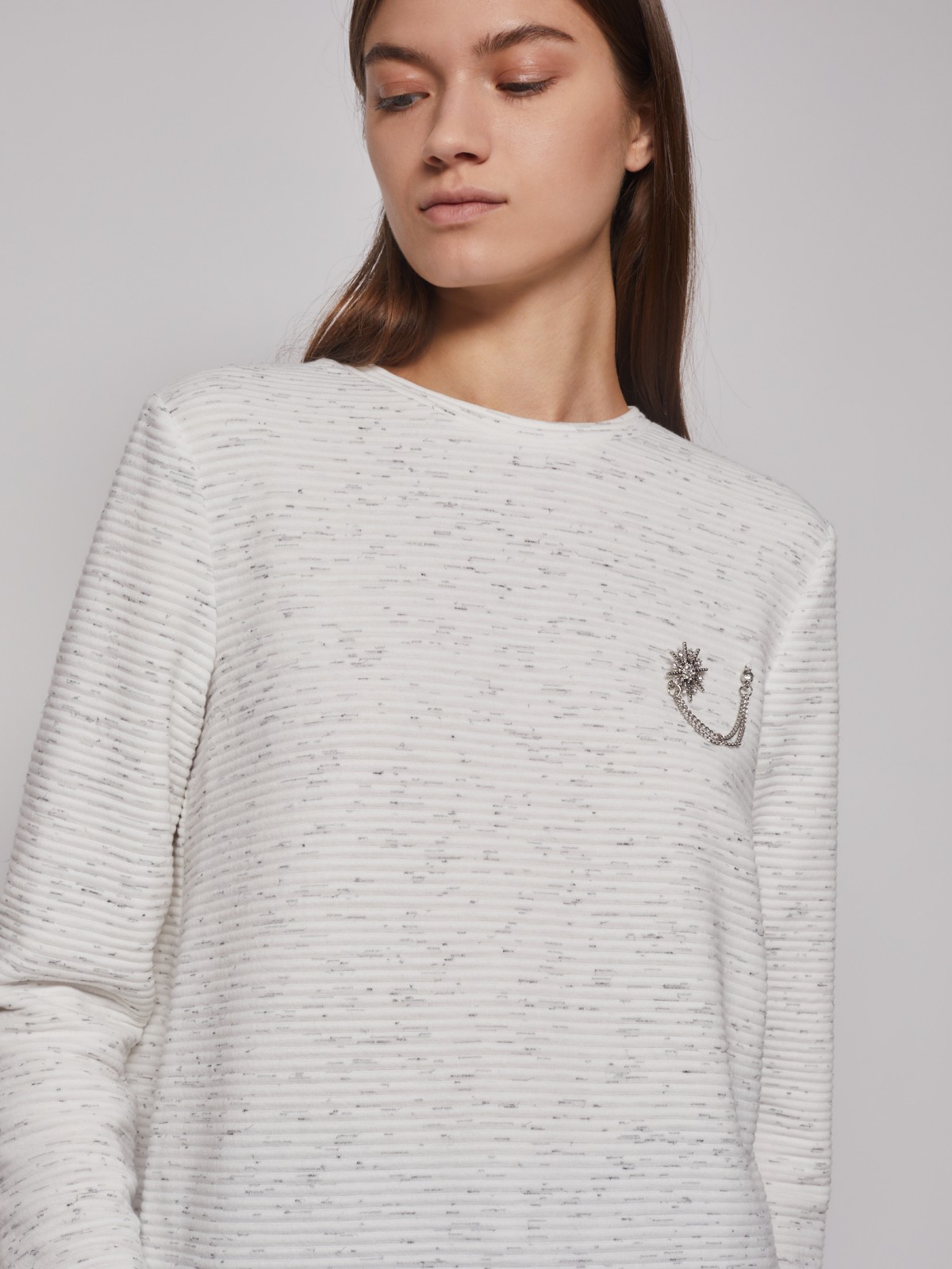 Комбинированный джемпер с брошью