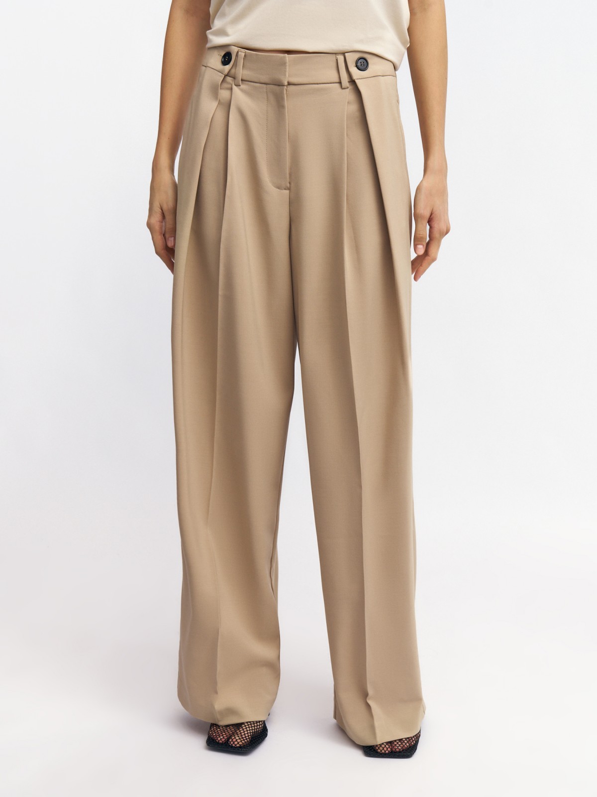 Прямые брюки со складками-стрелками