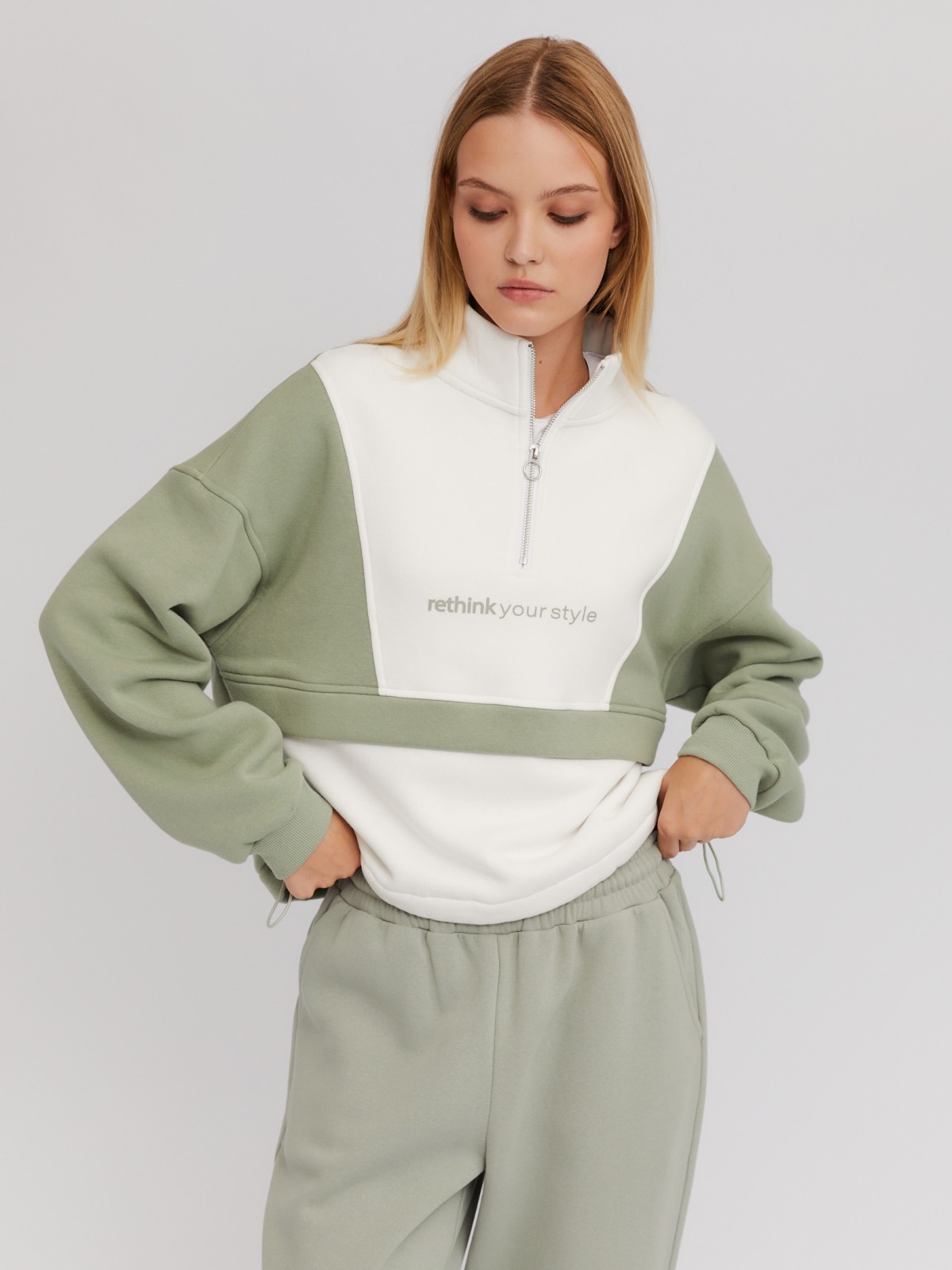 Утеплённая толстовка-анорак на кулиске с воротником-стойкой