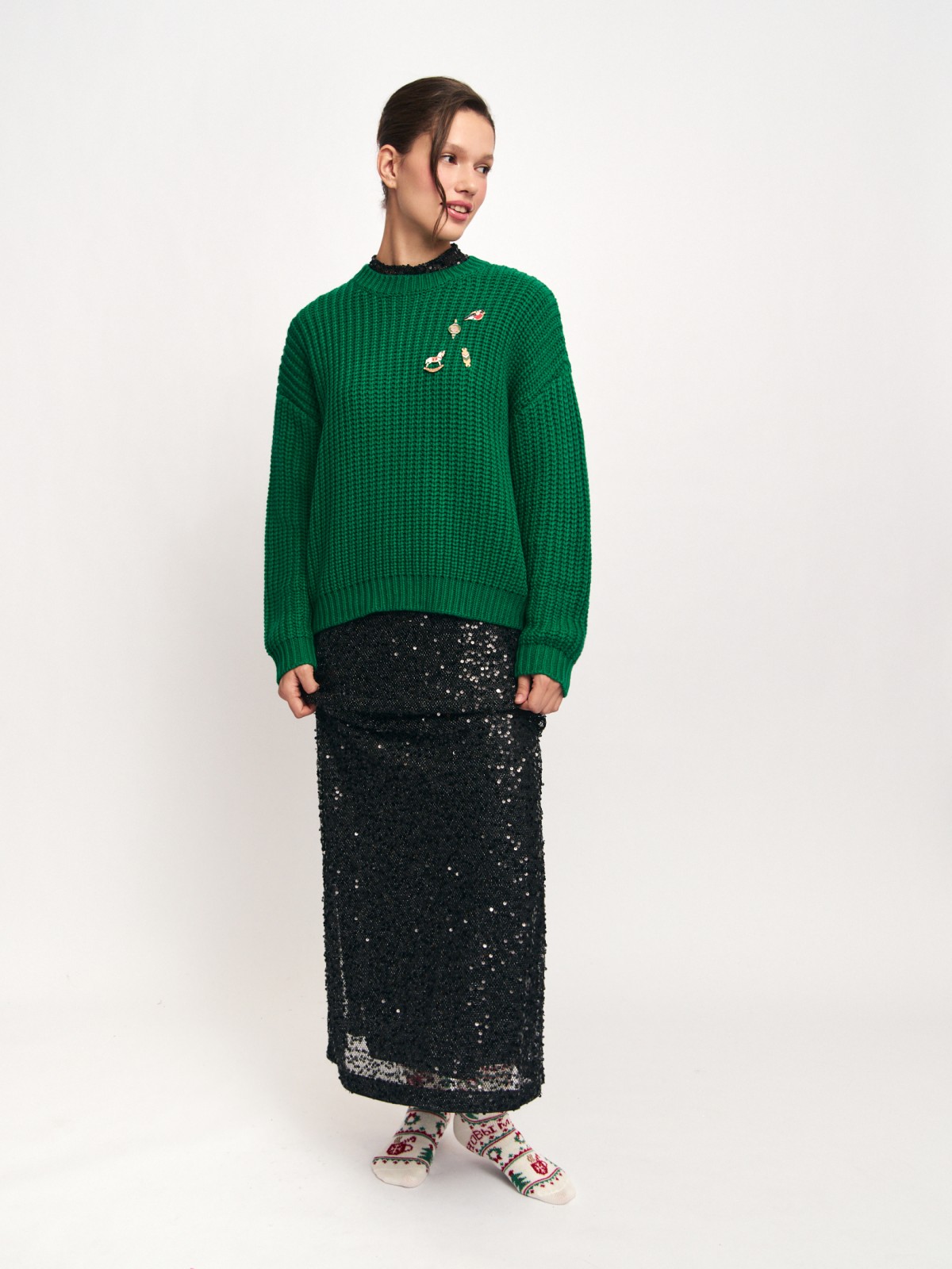 Вязаный джемпер с новогодними значками на груди