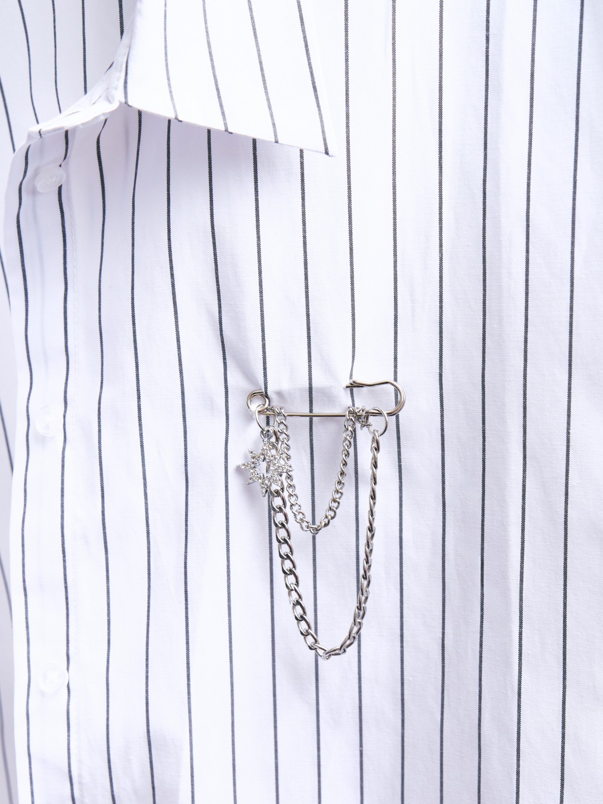 Офисная рубашка в полоску с декоративной брошью