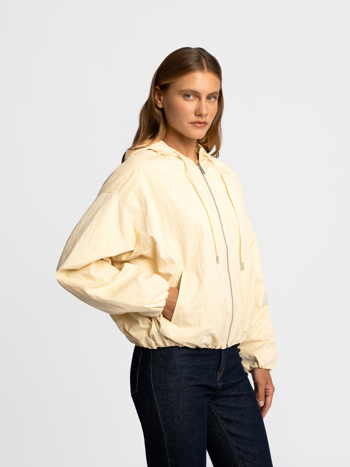 Куртка-ветровка с капюшоном без утеплителя