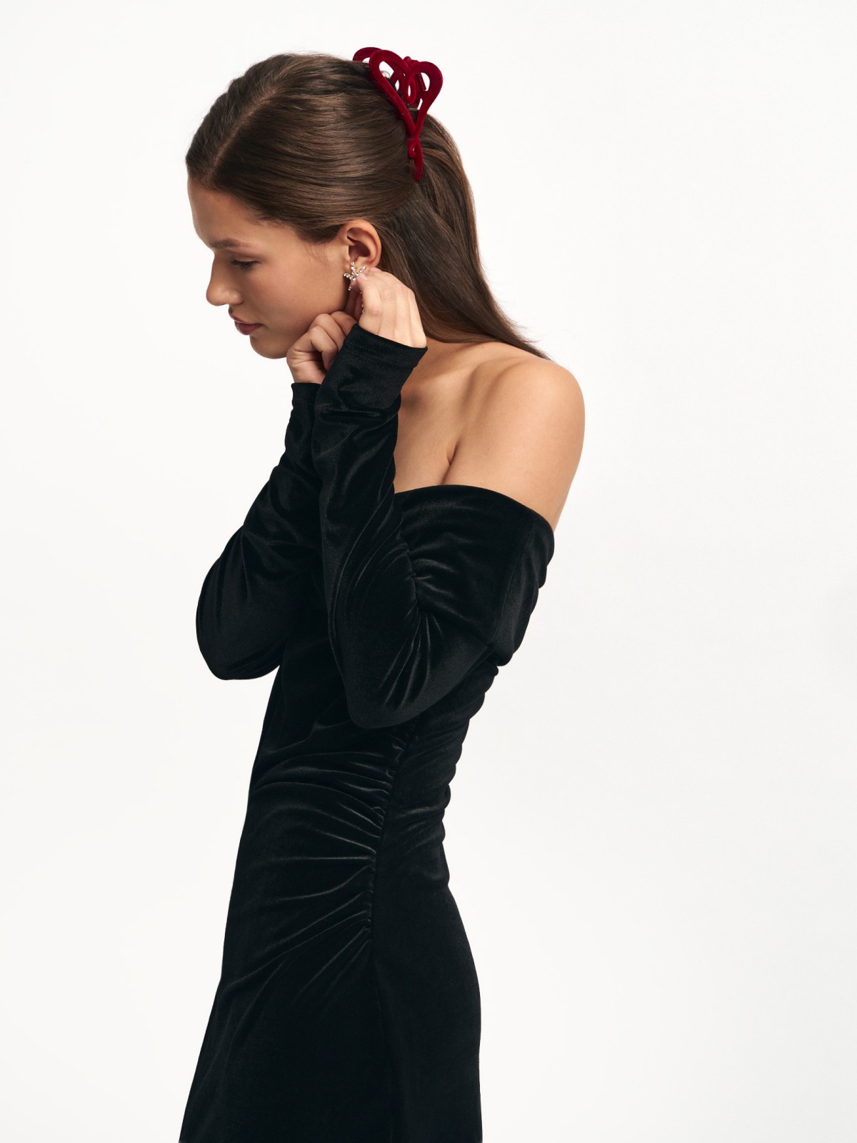 Бархатное платье мини с открытыми плечами