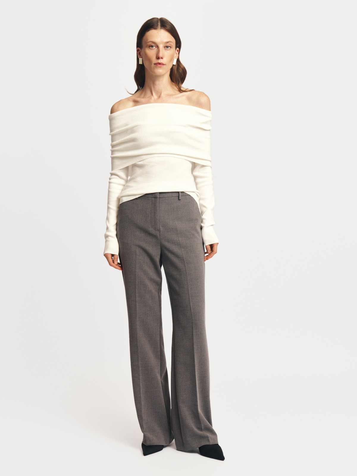 Трикотажный джемпер с открытыми плечами