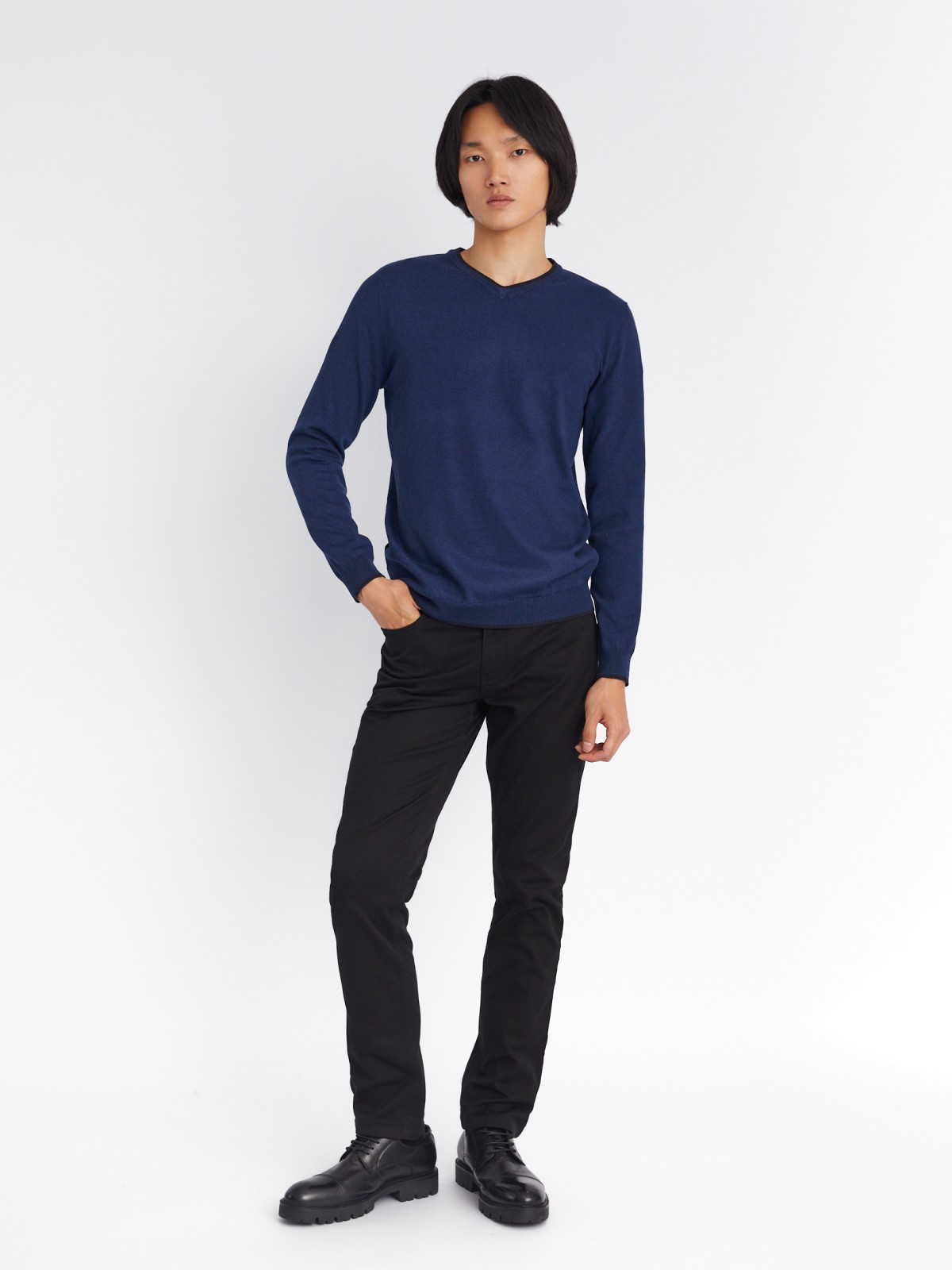Тонкий трикотажный пуловер с треугольным вырезом и длинным рукавом zolla 213336165022, цвет синий, размер M - фото 2