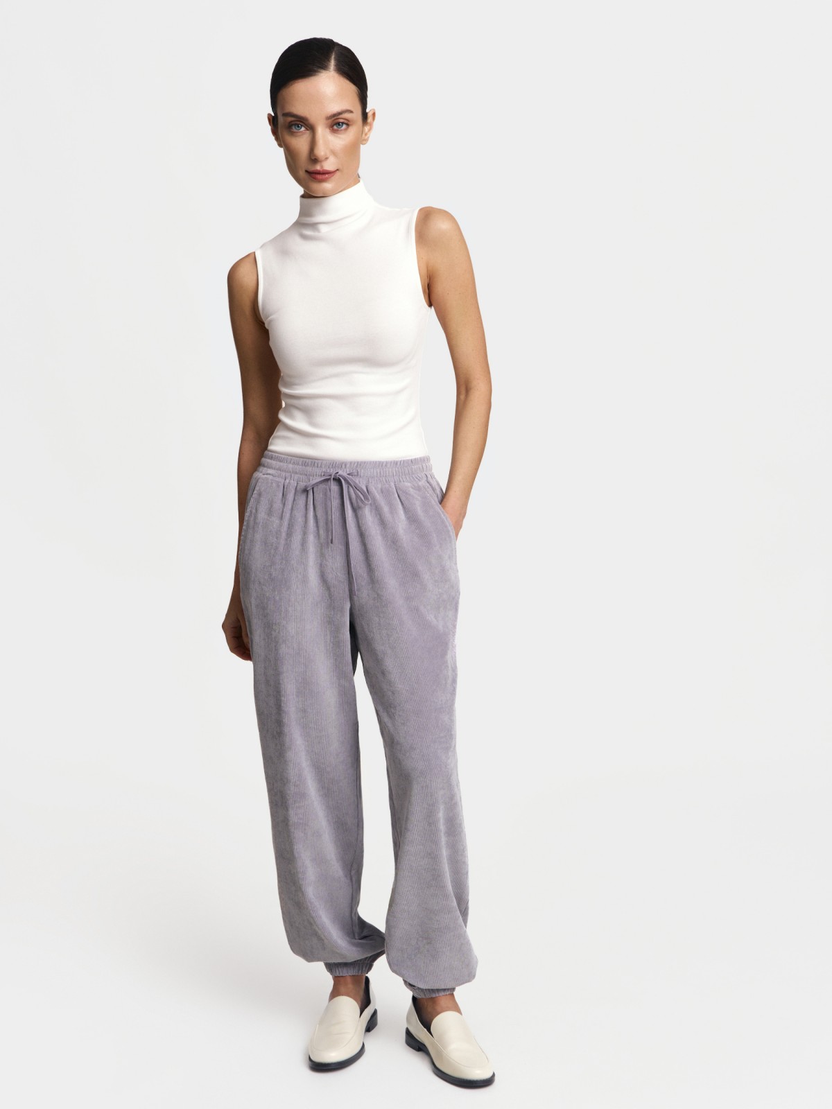 Вельветовые брюки-джоггеры на резинке