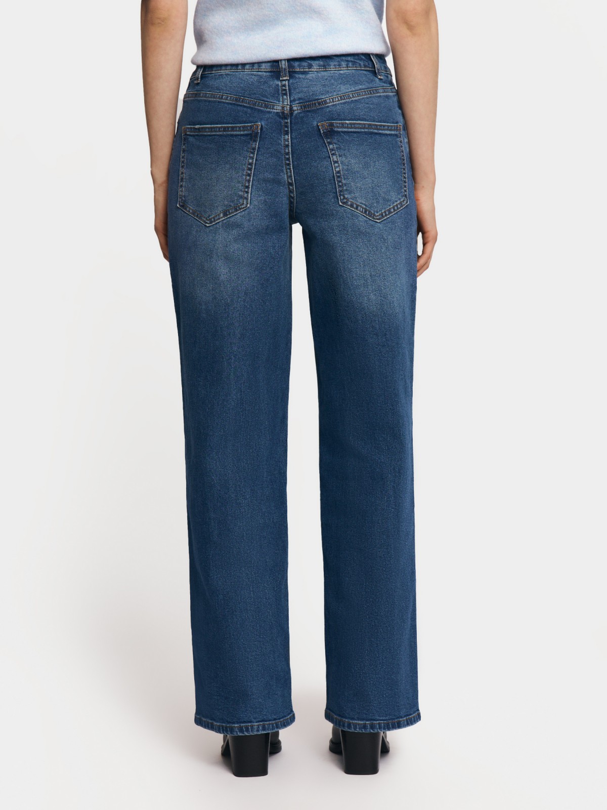 Джинсы прямого силуэта со средней посадкой