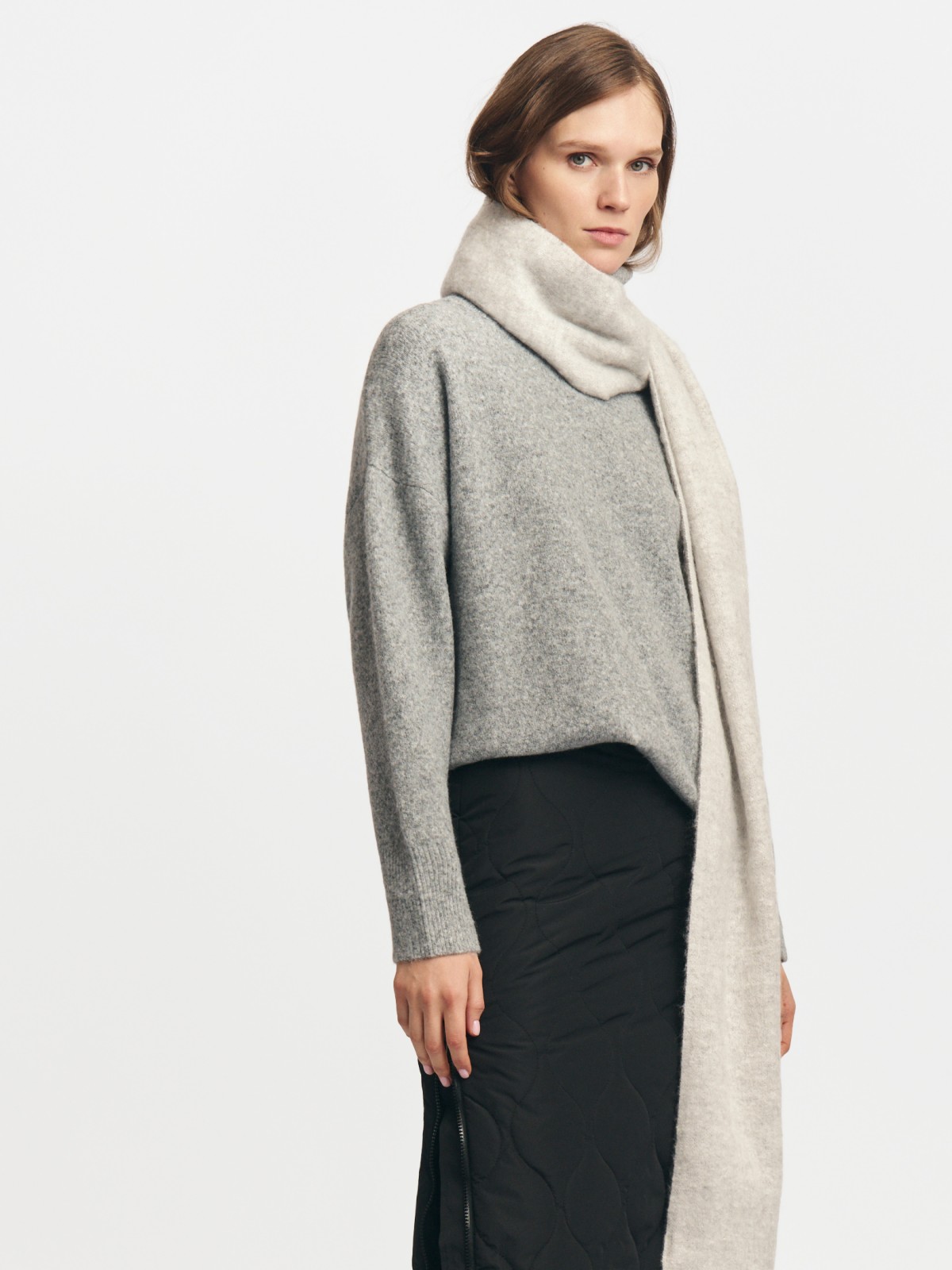 Длинный вязаный свитер с воротником-гольф