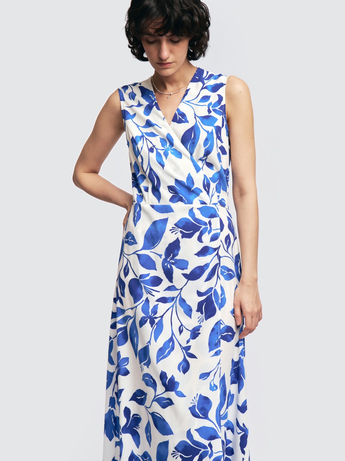 Платье длины макси без рукавов с запахом