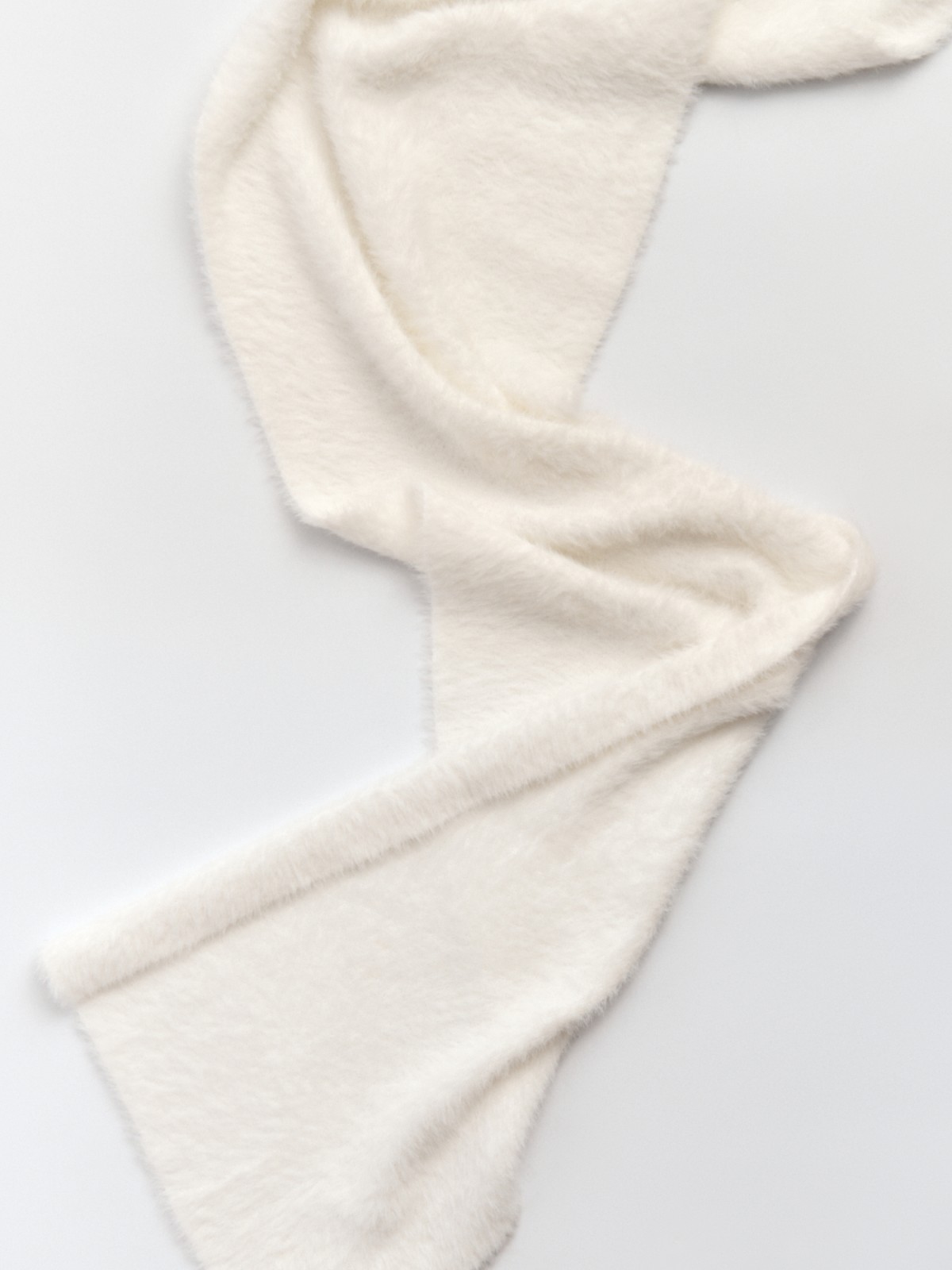 Пушистый вязаный шарф