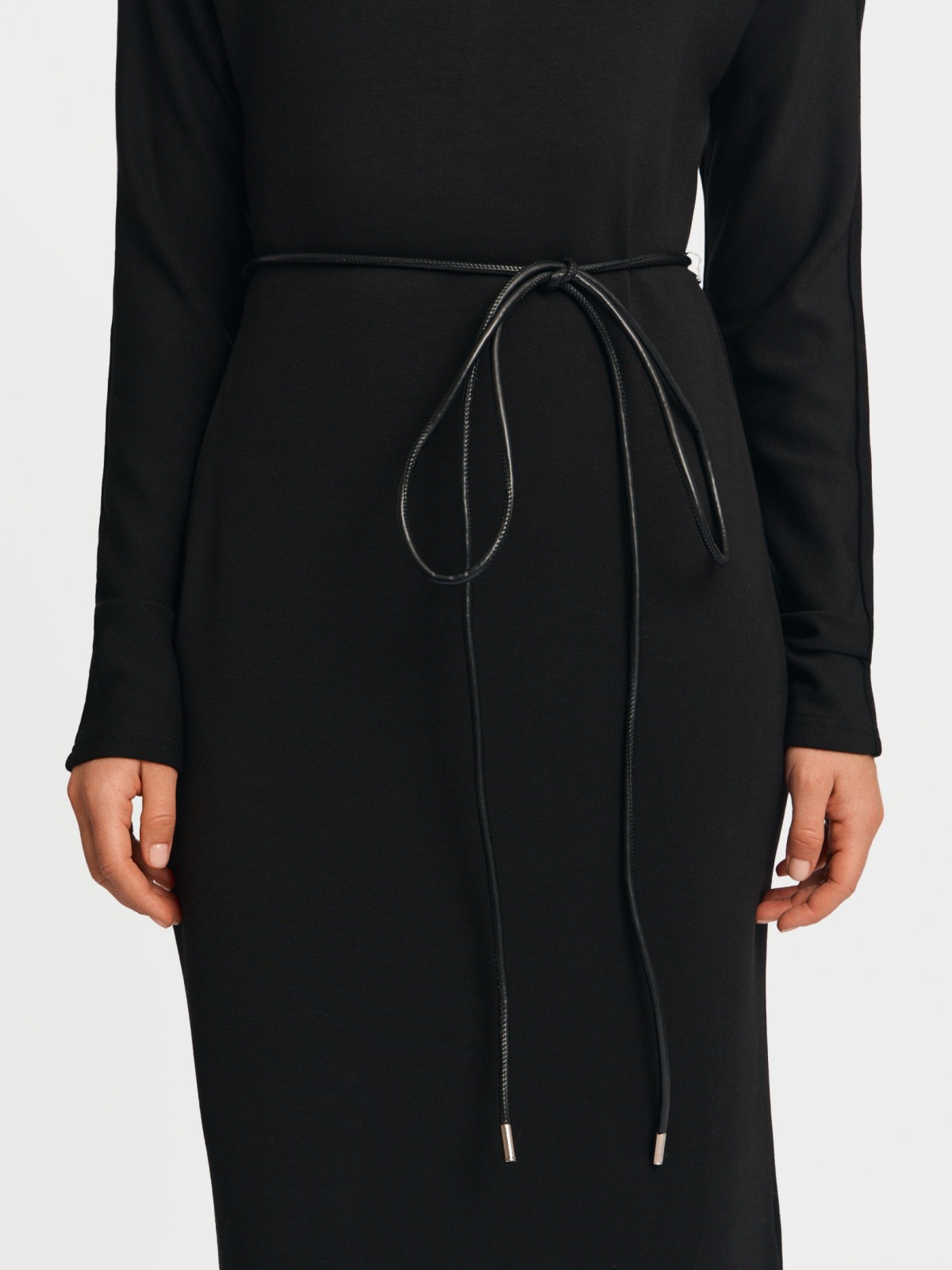 Трикотажное платье миди с поясом