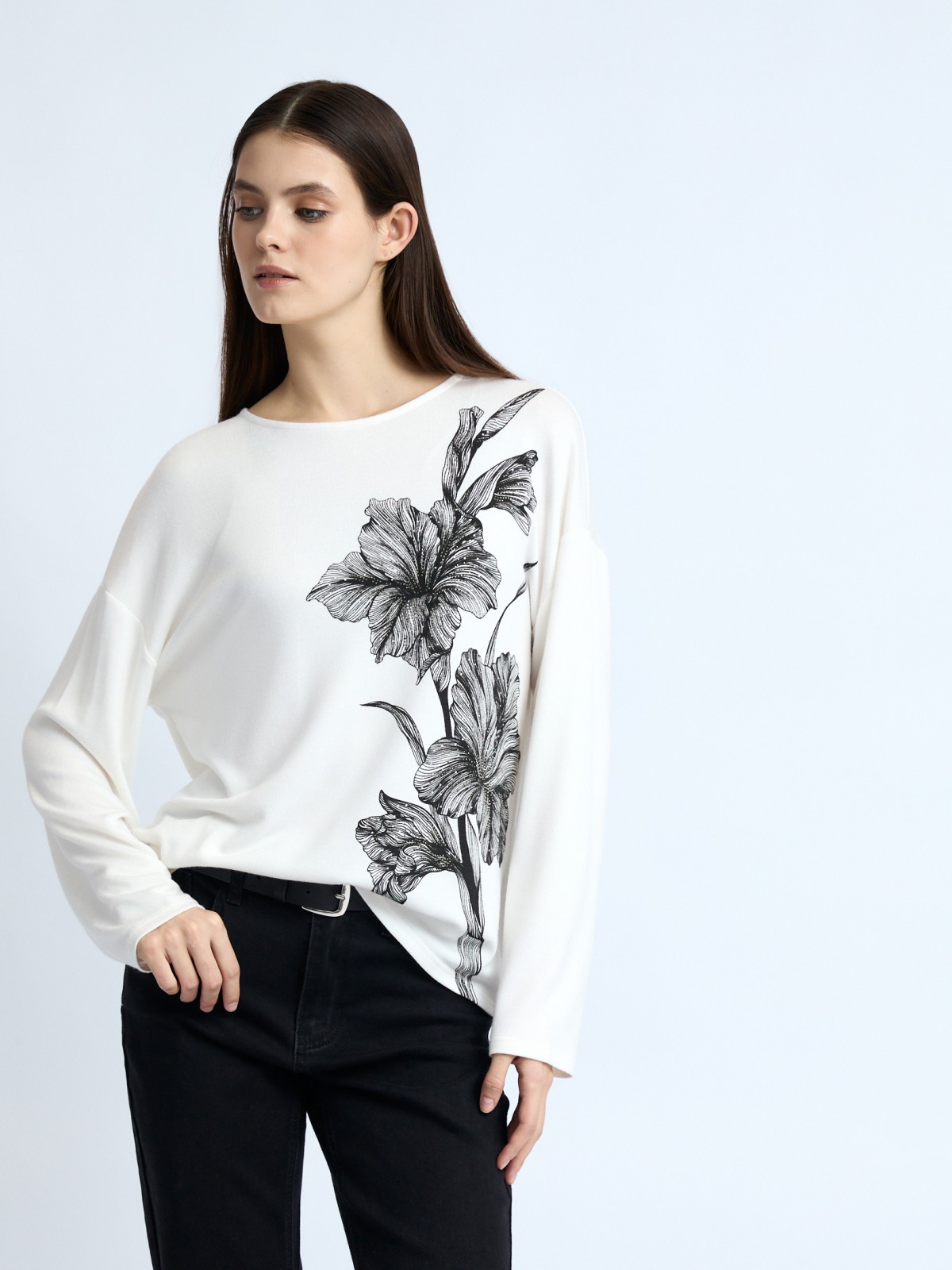 Лонгслив с цветочным принтом и стразами