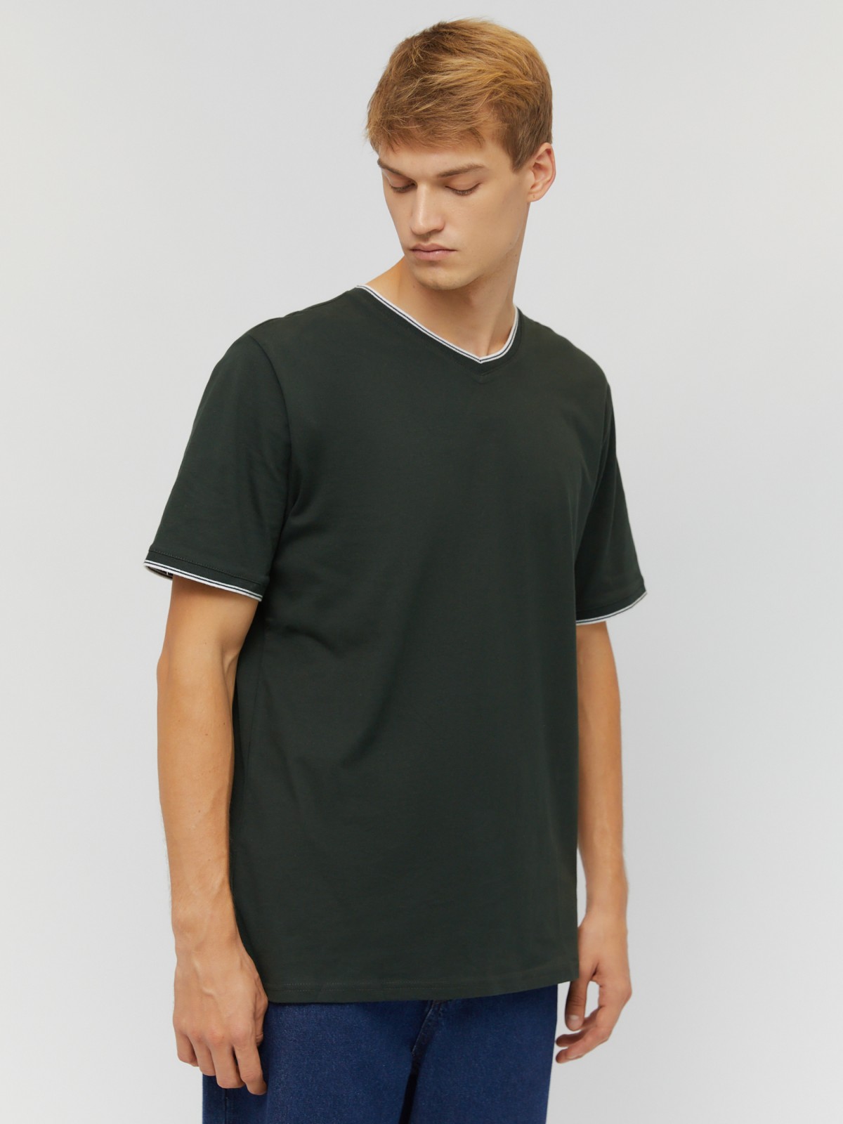 Футболка из хлопка с треугольным вырезом