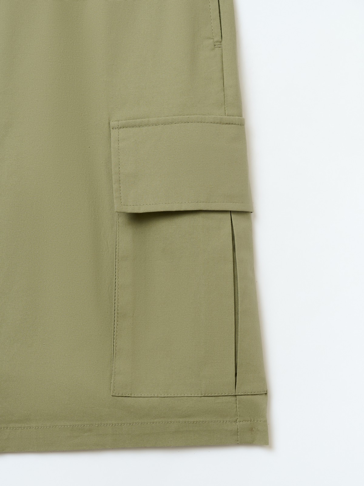 Шорты на резинке с карманами карго