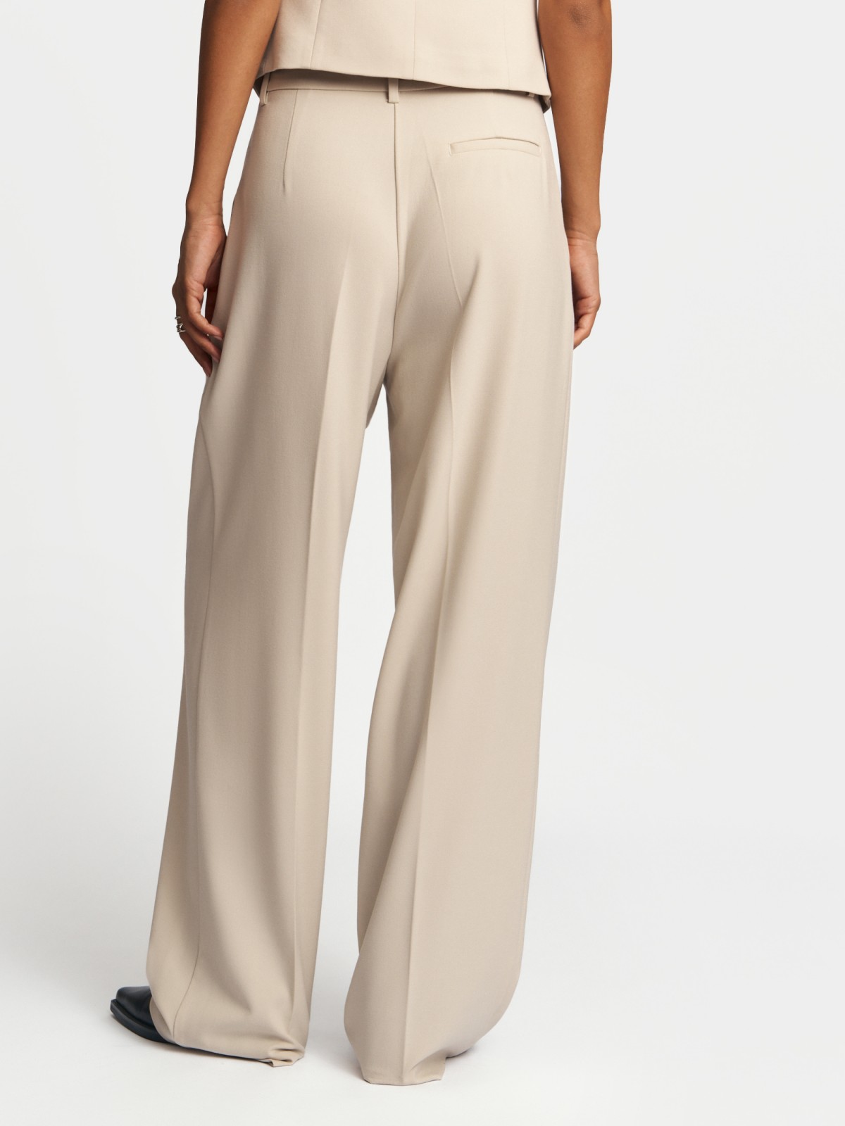 Брюки прямого силуэта с защипами