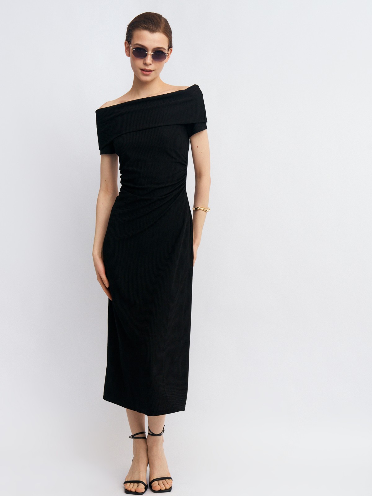 Трикотажное платье лапша с открытыми плечами