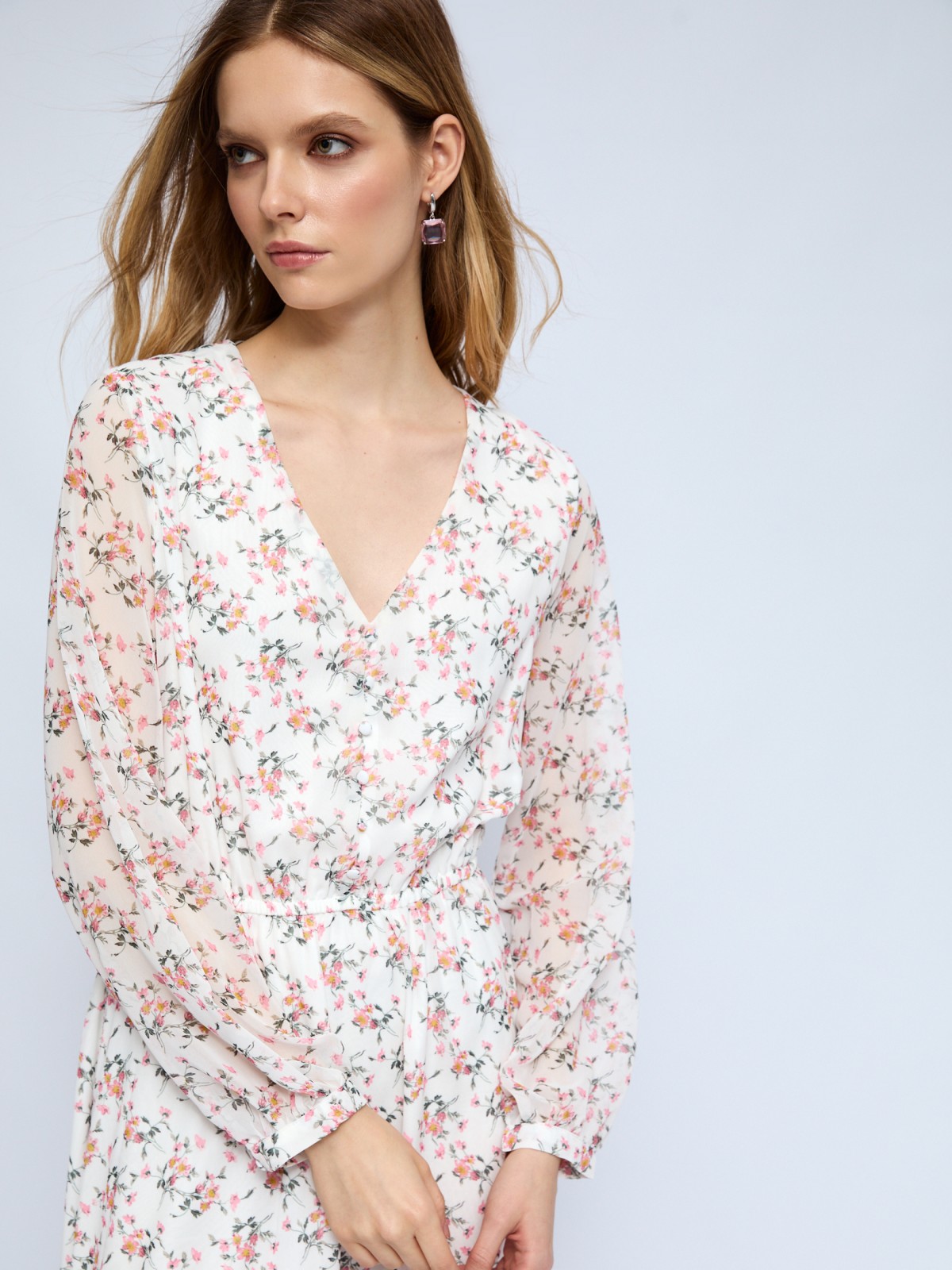 Шифоновое платье мини с вырезом и ремнём