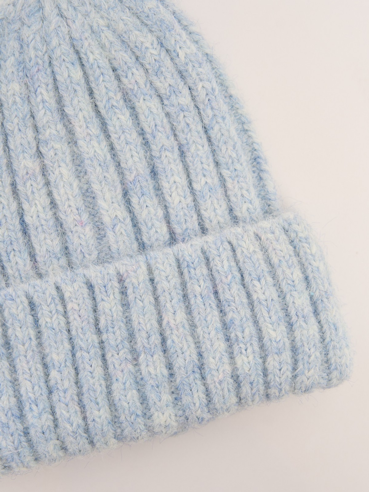 Тёплая вязаная шапка-бини из шерсти с отворотом