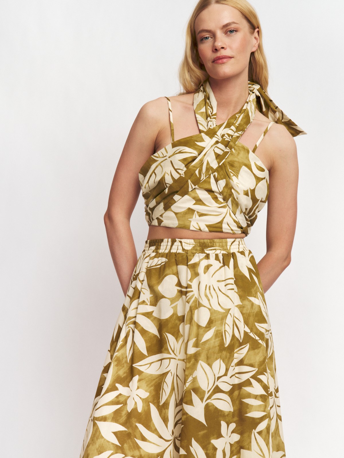 Топ на бретельках с завязками на спине